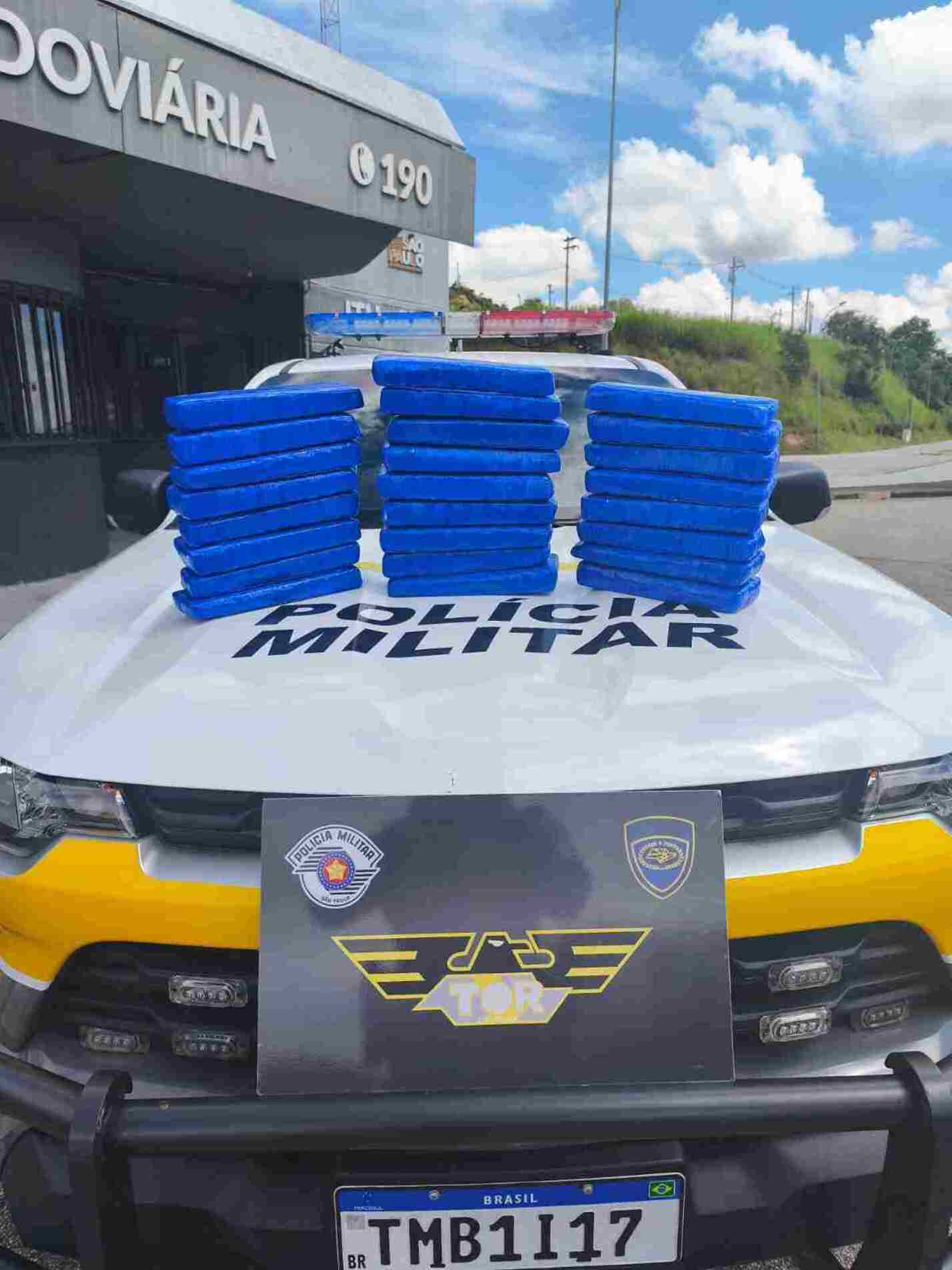 Os policiais encontraram 25 tabletes de maconha, que somavam cerca de 20 quilos da droga