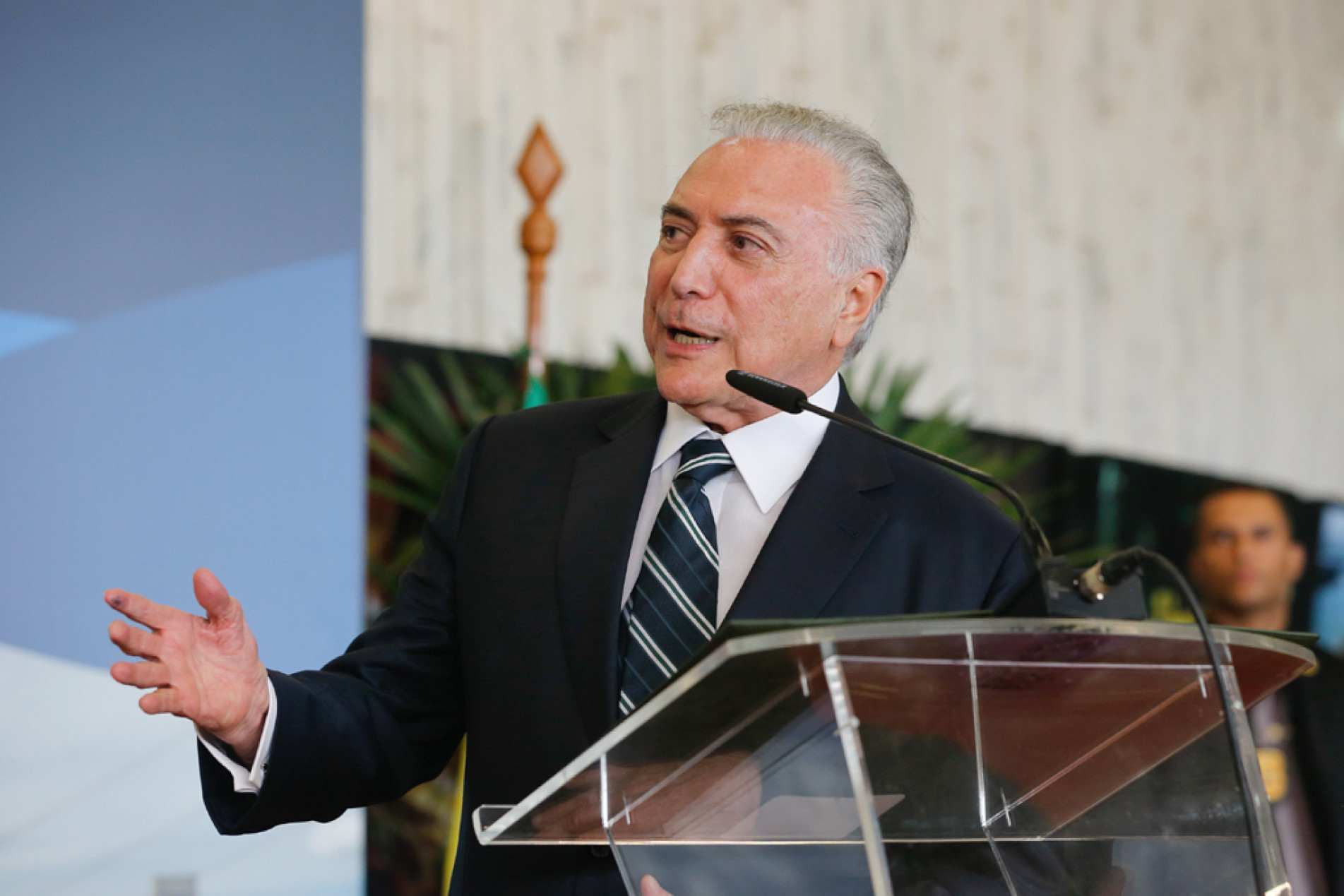 Ex-presidente disse que fez serviço de mediação
