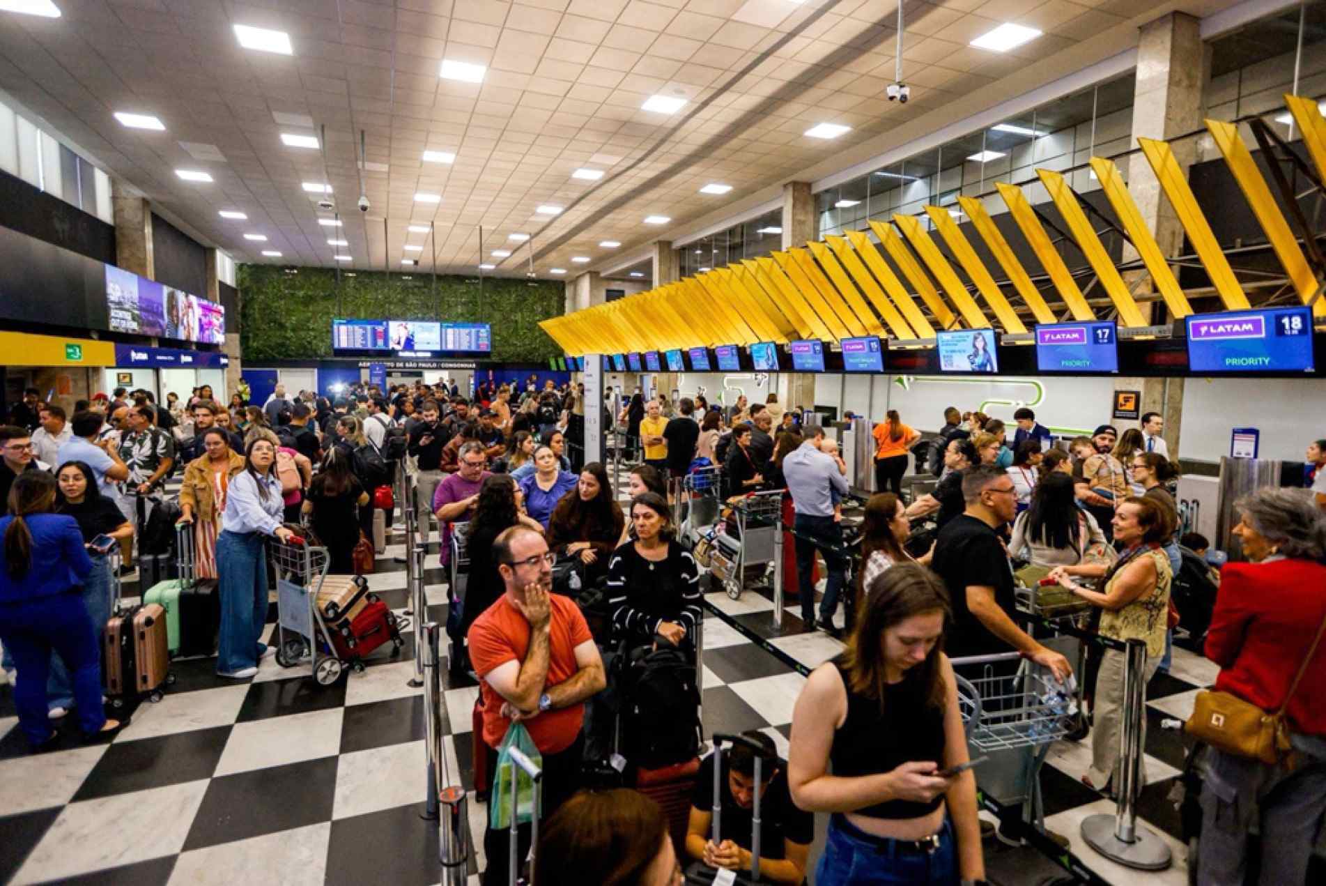 Passageiros esperaram no saguão, em Congonhas
