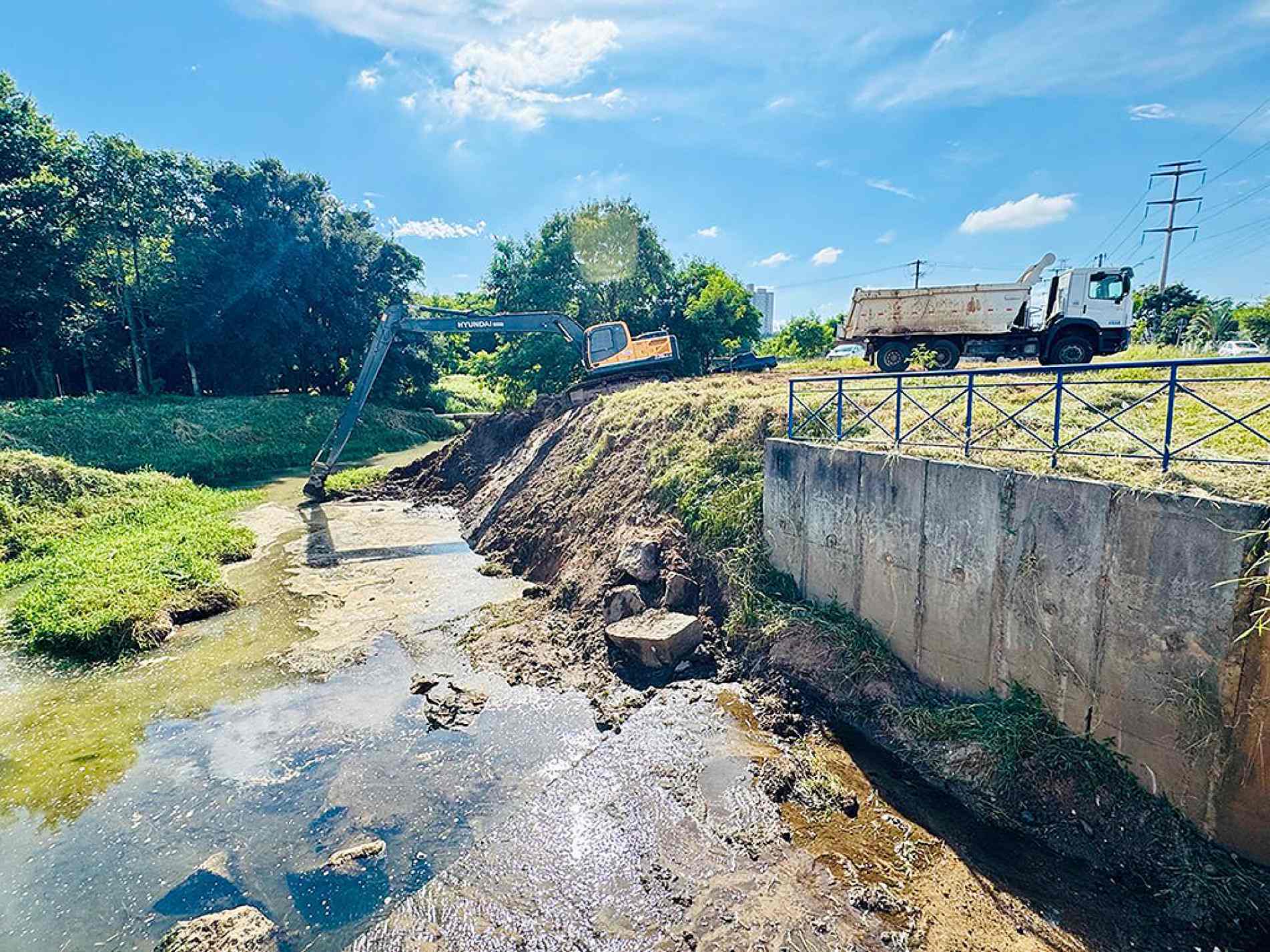 Serviço consiste na retirada dos sedimentos que ficam depositados no leito 