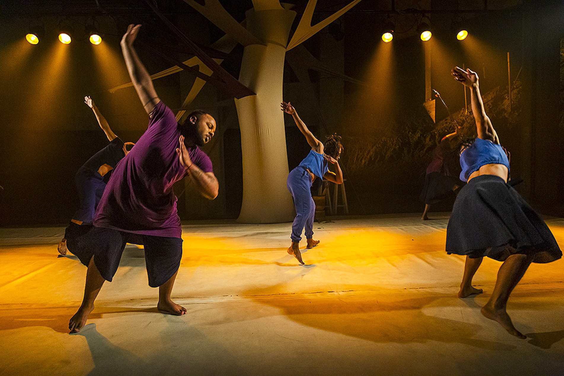 Montagem do Núcleo Ajeum propõe experiência cênica baseada em corpo, memória e ancestralidade
