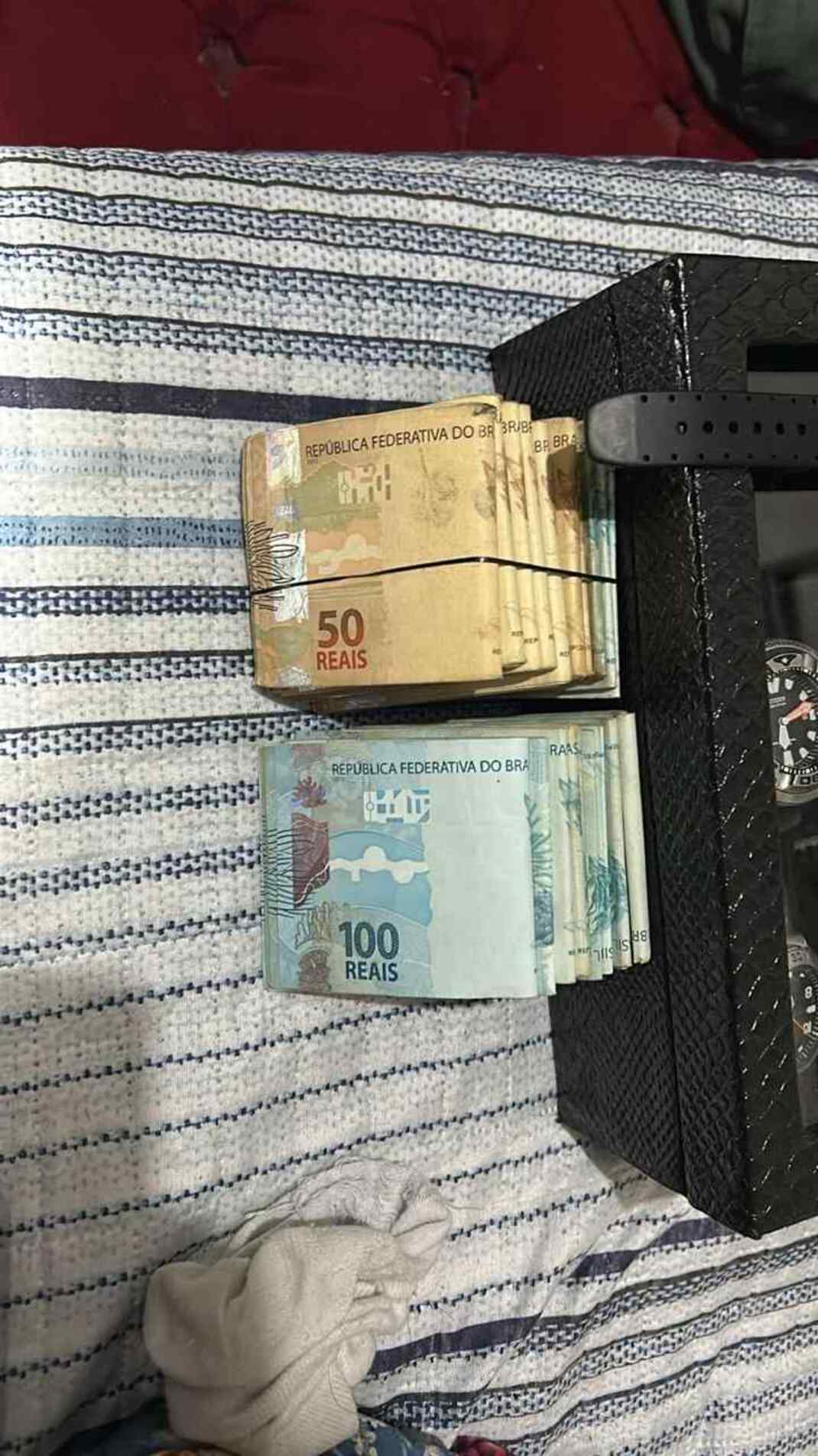 Houve apreensão de um veículo e de outros bens de valor que podem estar ligados aos fatos investigados