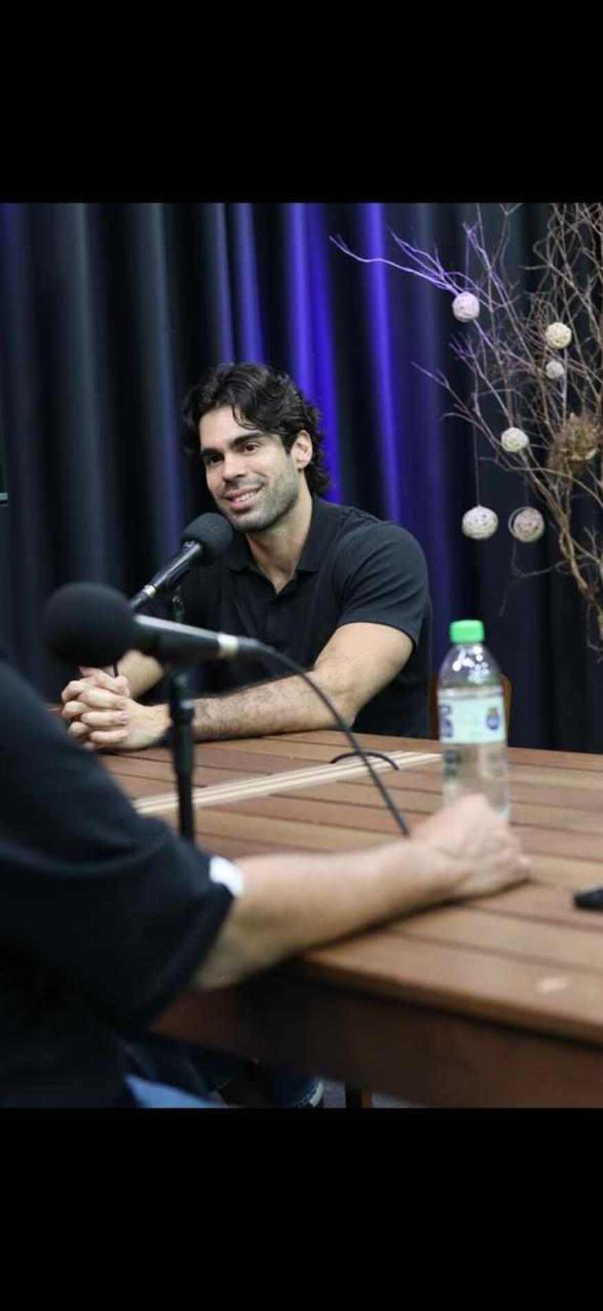 João Felipe empresário participando em podcast