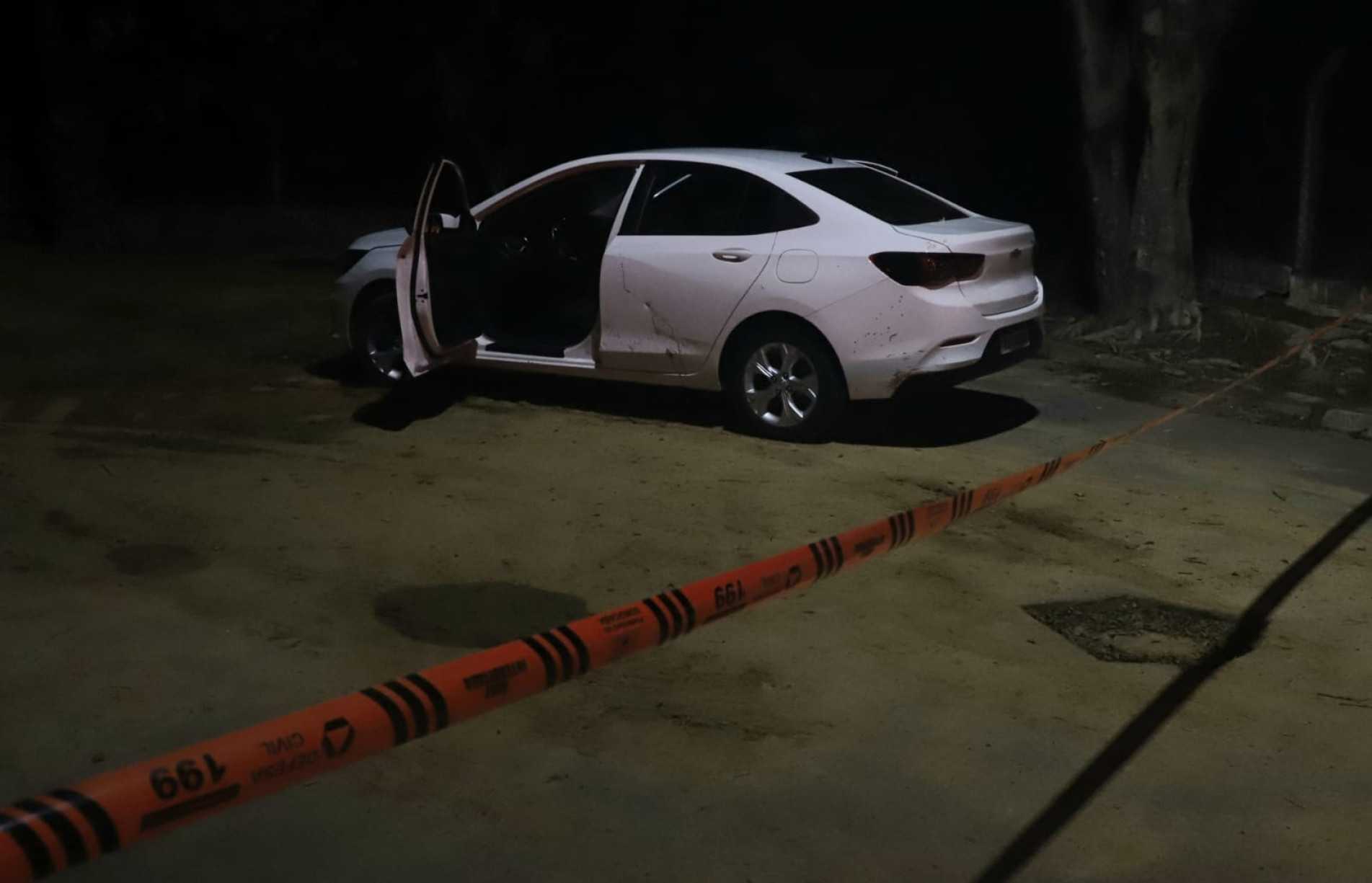 O caso foi registrado como homicídio qualificado consumado, tentativa de homicídio e porte ilegal de arma de fogo