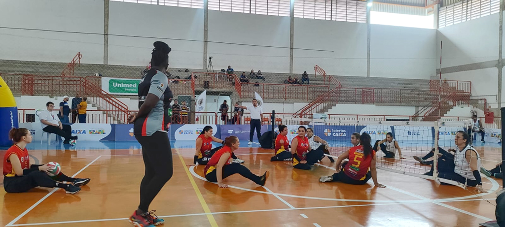 Competição reúne cinco equipes no Ginásio Nilton Torres, com entrada gratuita