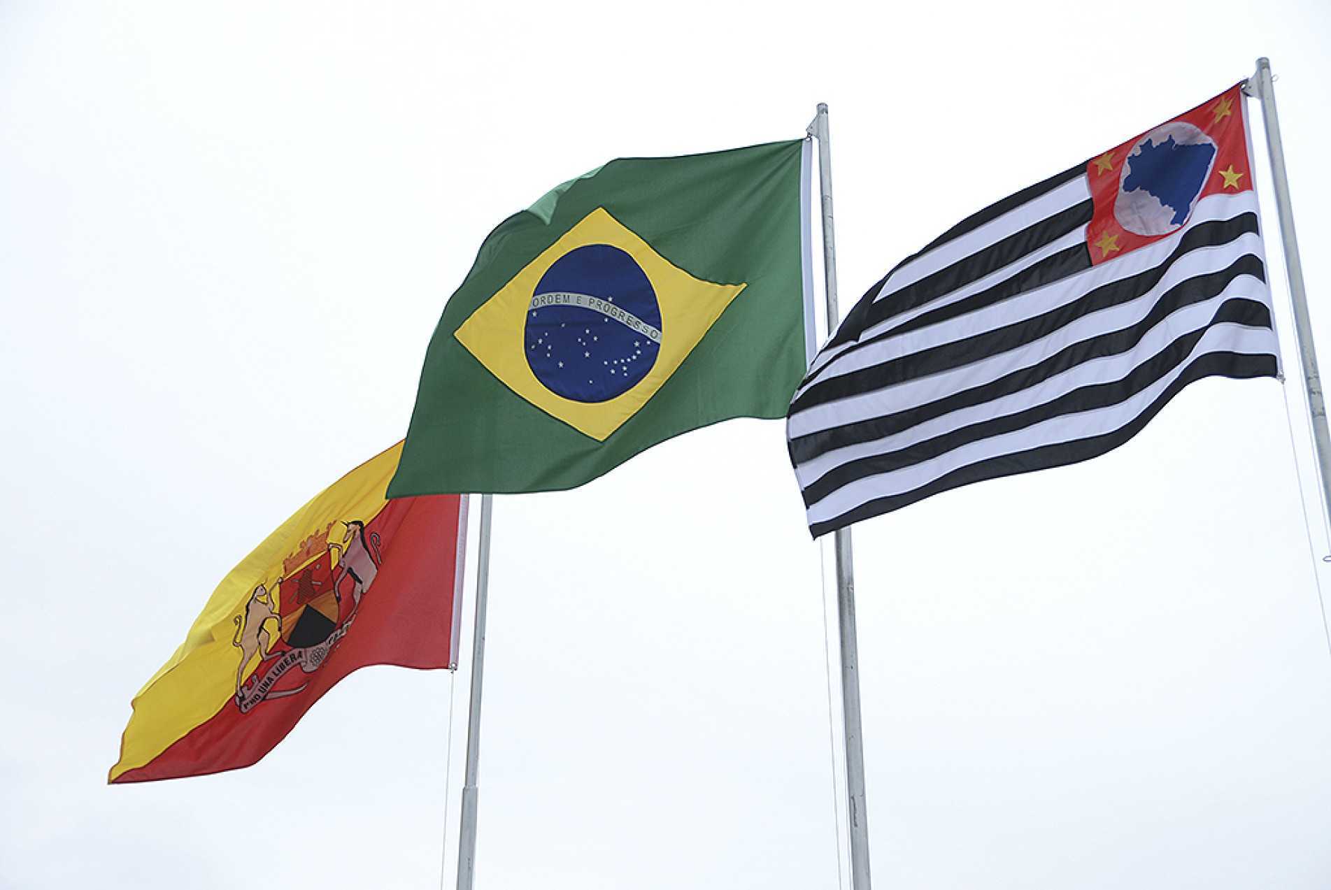  Ato cívico deve ser realizado nas segundas-feiras em todas rede municipal
