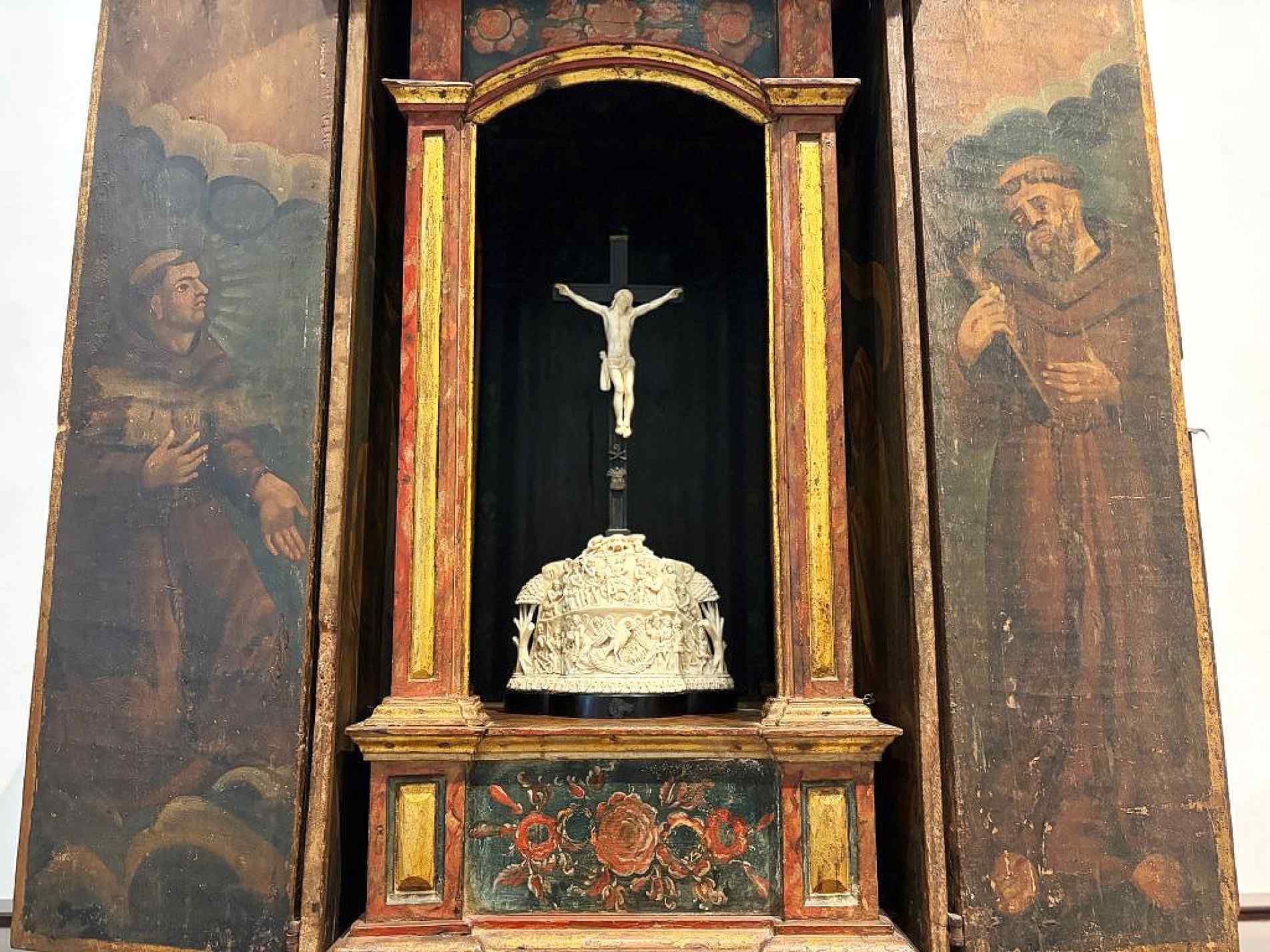 Mostra reúne obras do Acervo dos Palácios e da Coleção Yunes e propõe reflexão sobre fé, sofrimento e esperança
