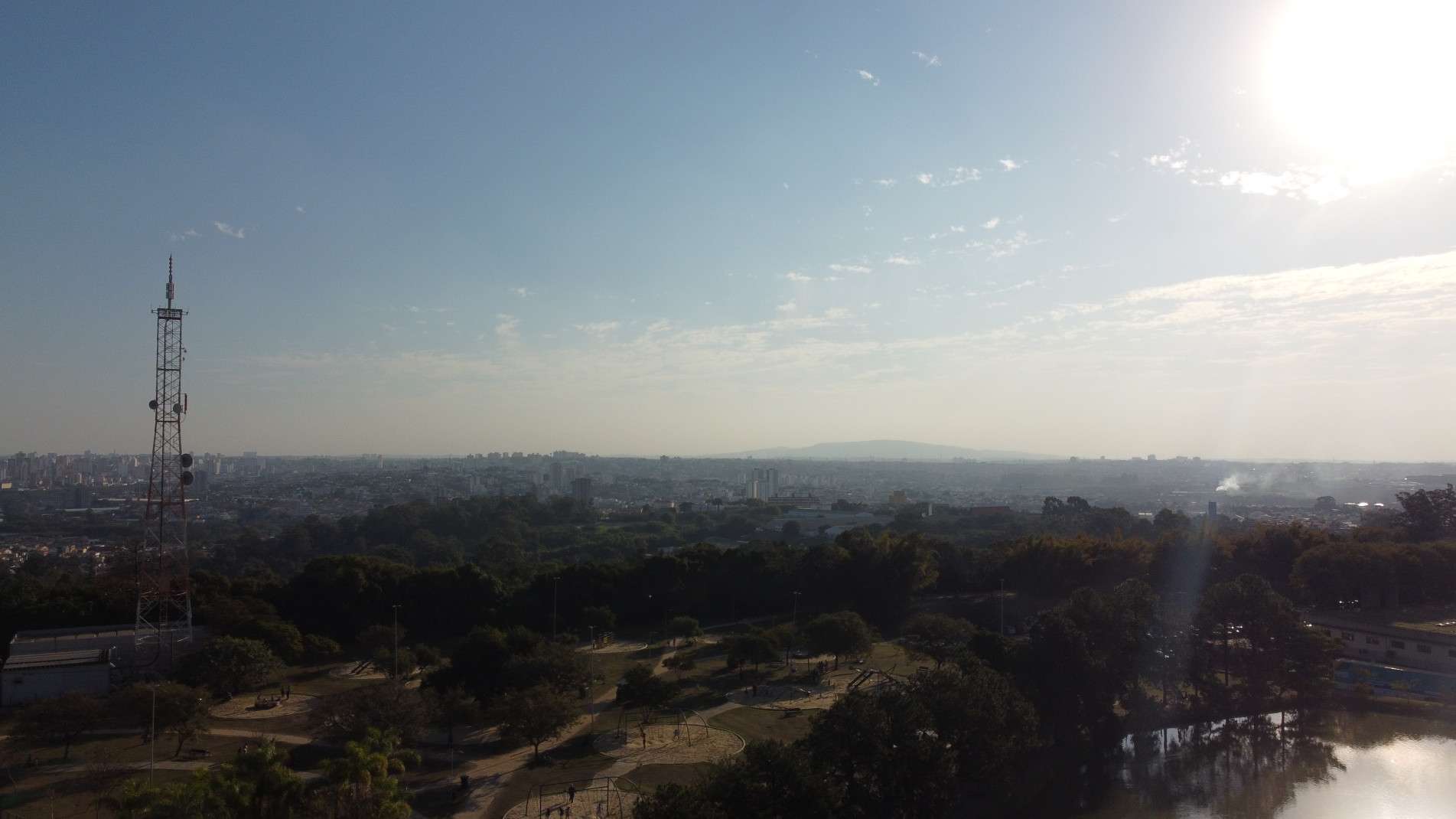 O cenário é típico de dias abafados, com sensação térmica elevada em alguns períodos
