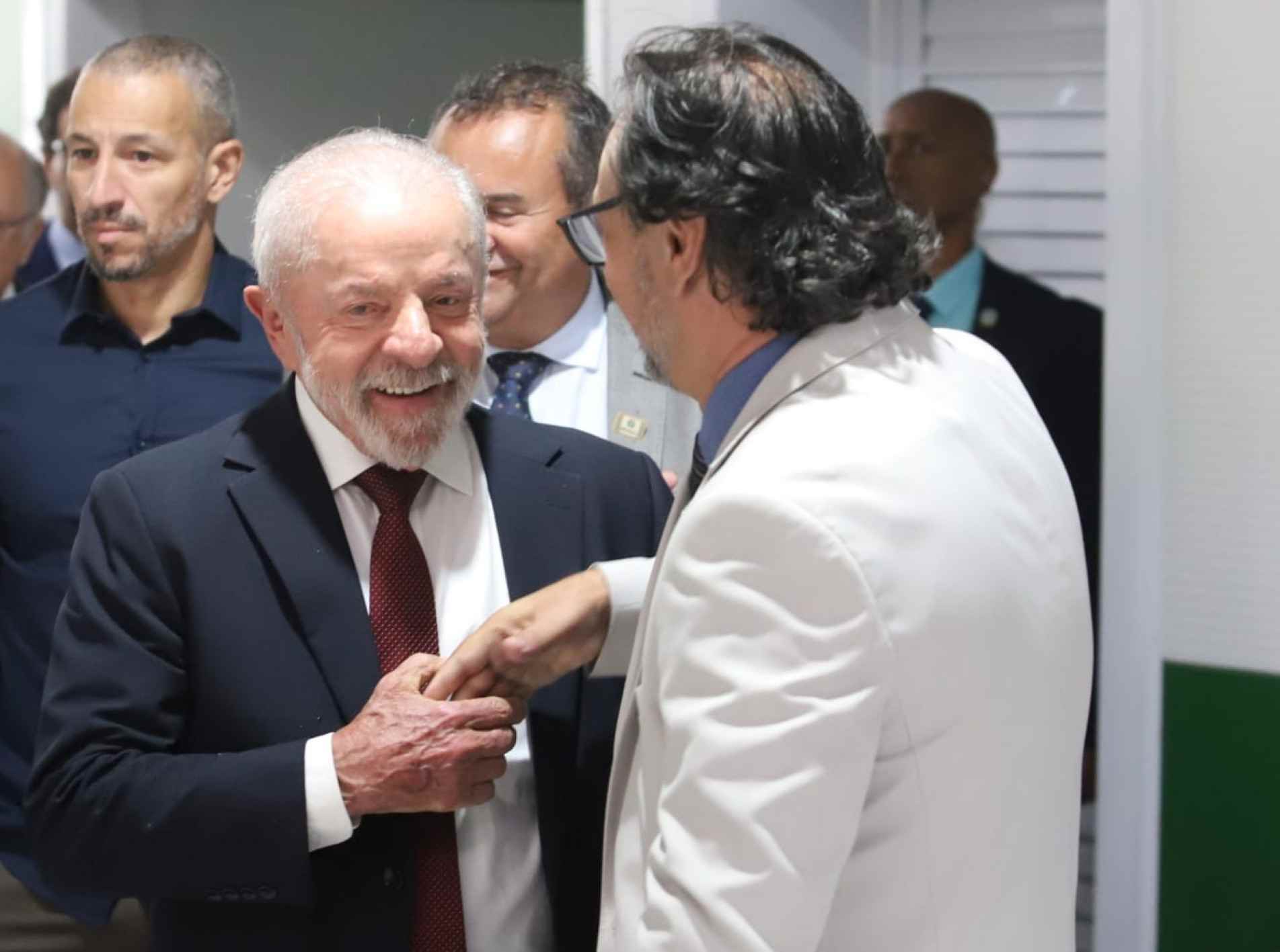 O presidente Lula atendeu o público que esperava em frente ao prédio antes de entrar para o evento