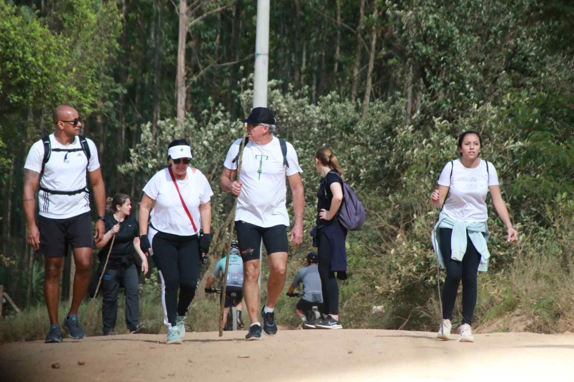Caminhada é tradição do primeiro domingo após a Páscoa