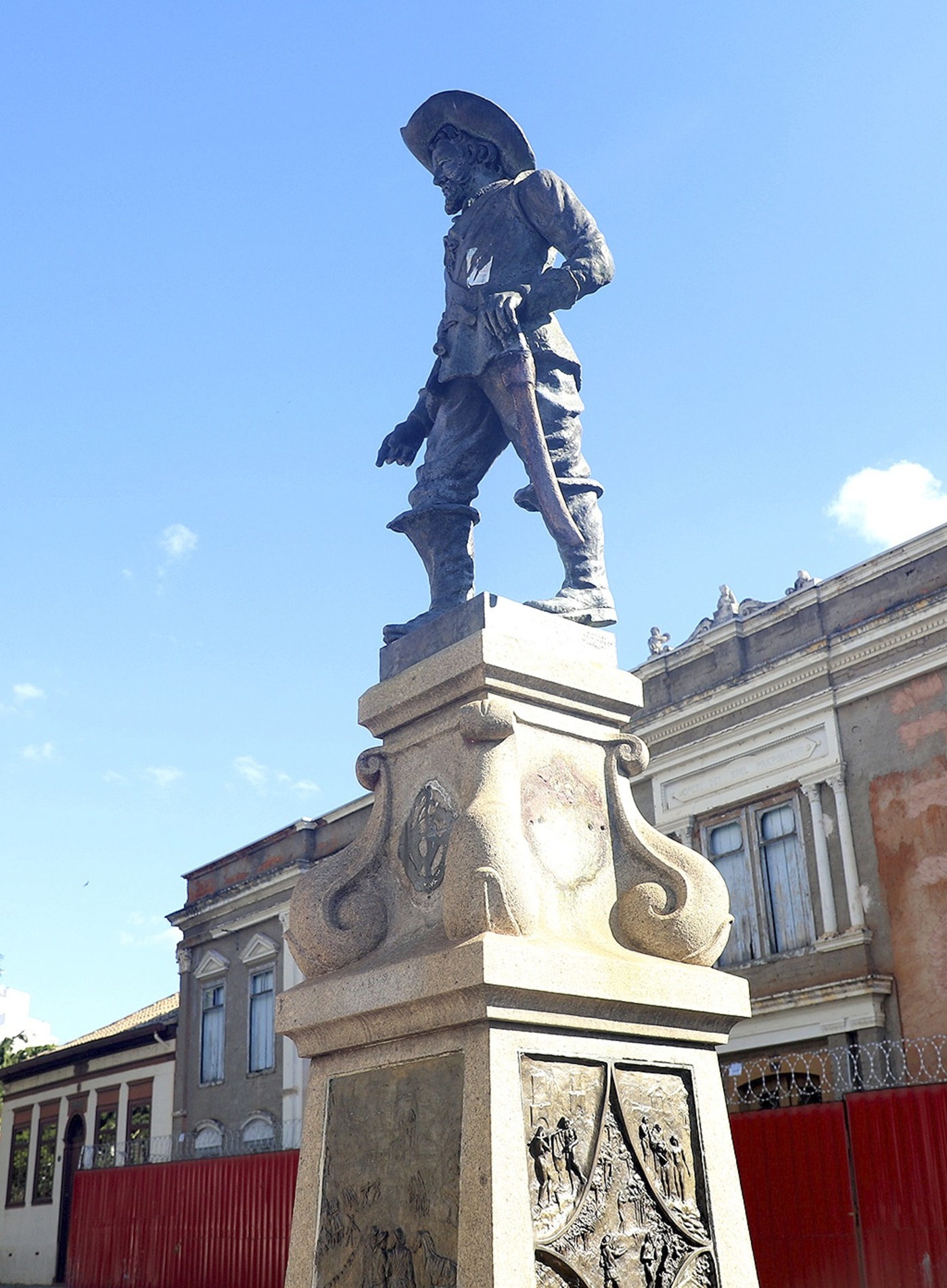 Homenagem a Baltazar Fernandes é uma das mais antigas da cidade e marcou o início da urbanização do município