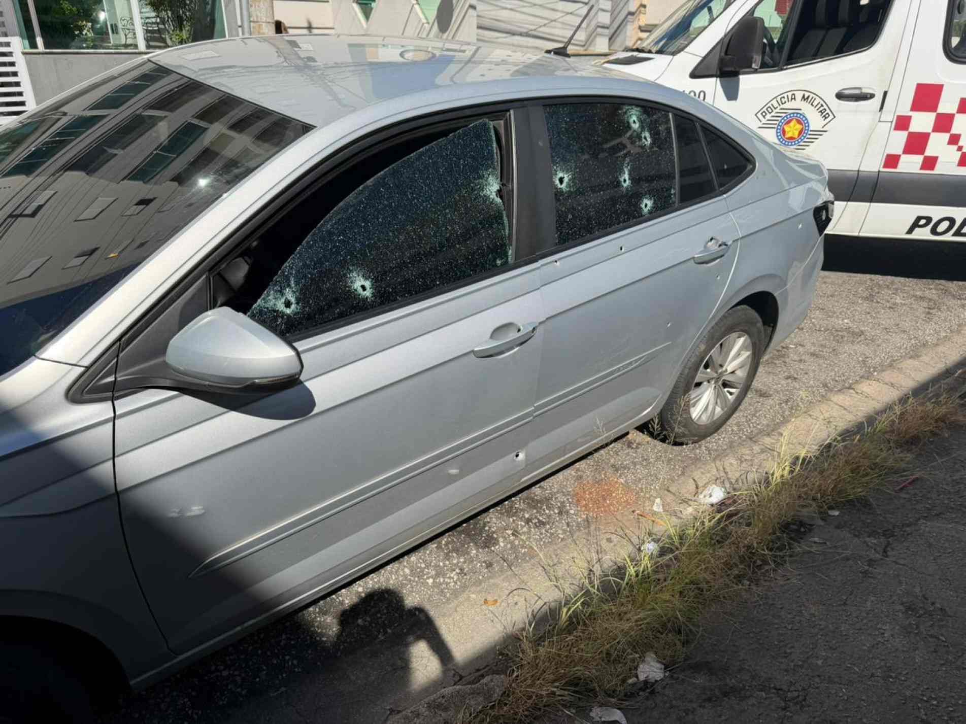 Funcionárias são mantidas reféns durante assalto que termina em tiroteio com quatro mortos 