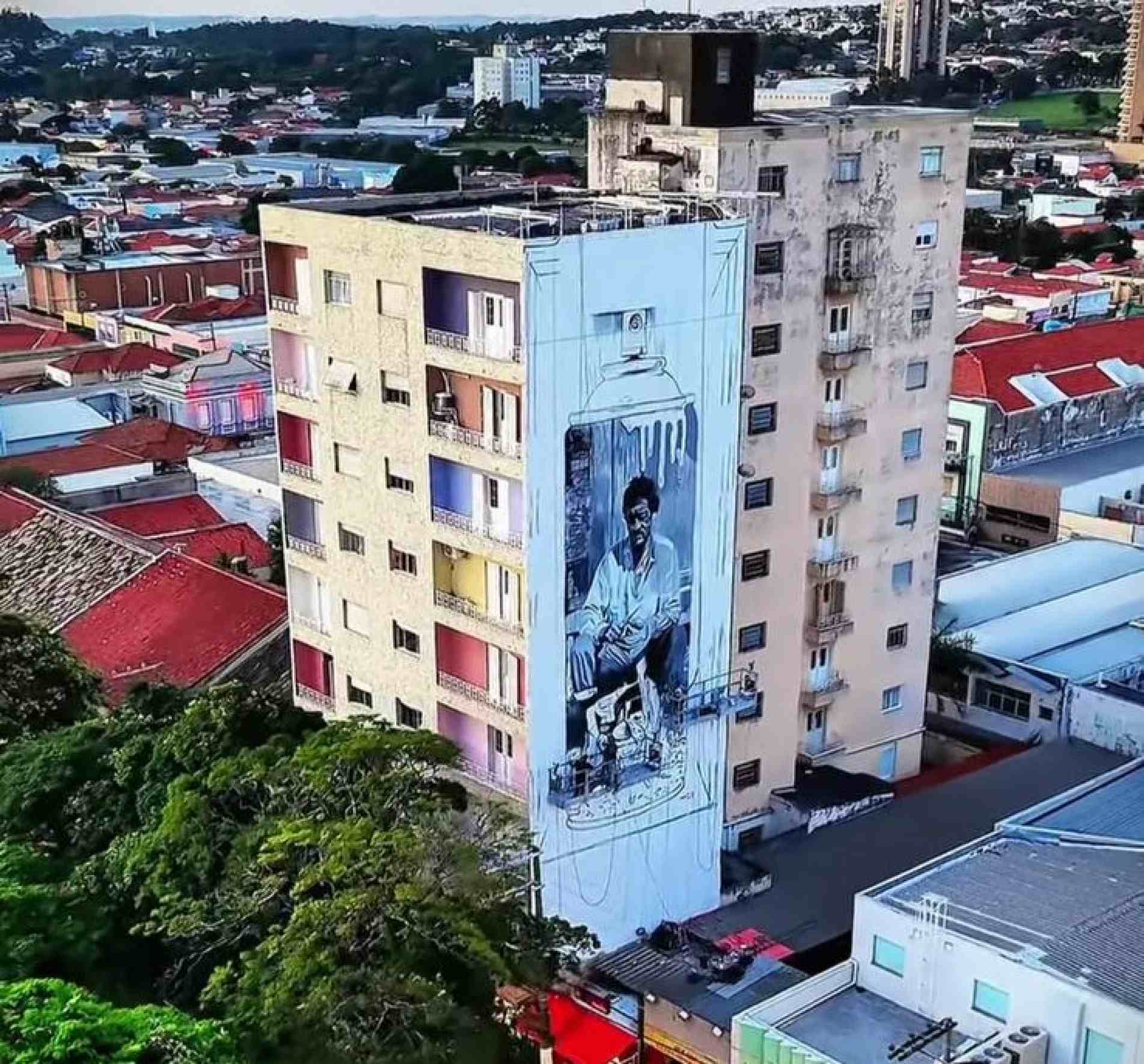 O muralista Eduardo Kobra trabalha atualmente em uma homenagem ao artista ituano Almeida Júnior. A intervenção já chama a atenção de quem passa pelo local