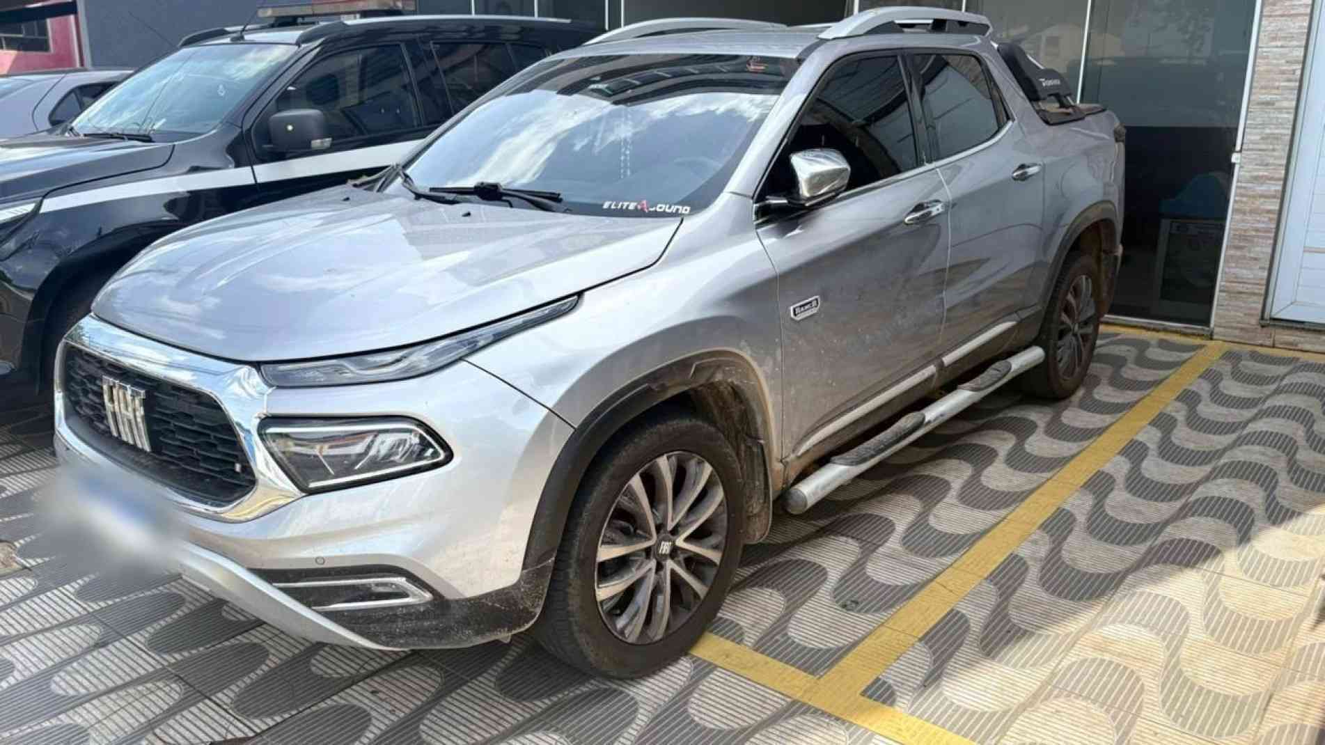 O veículo foi encontrado no pátio de um posto de combustíveis, onde foi realizada a abordagem