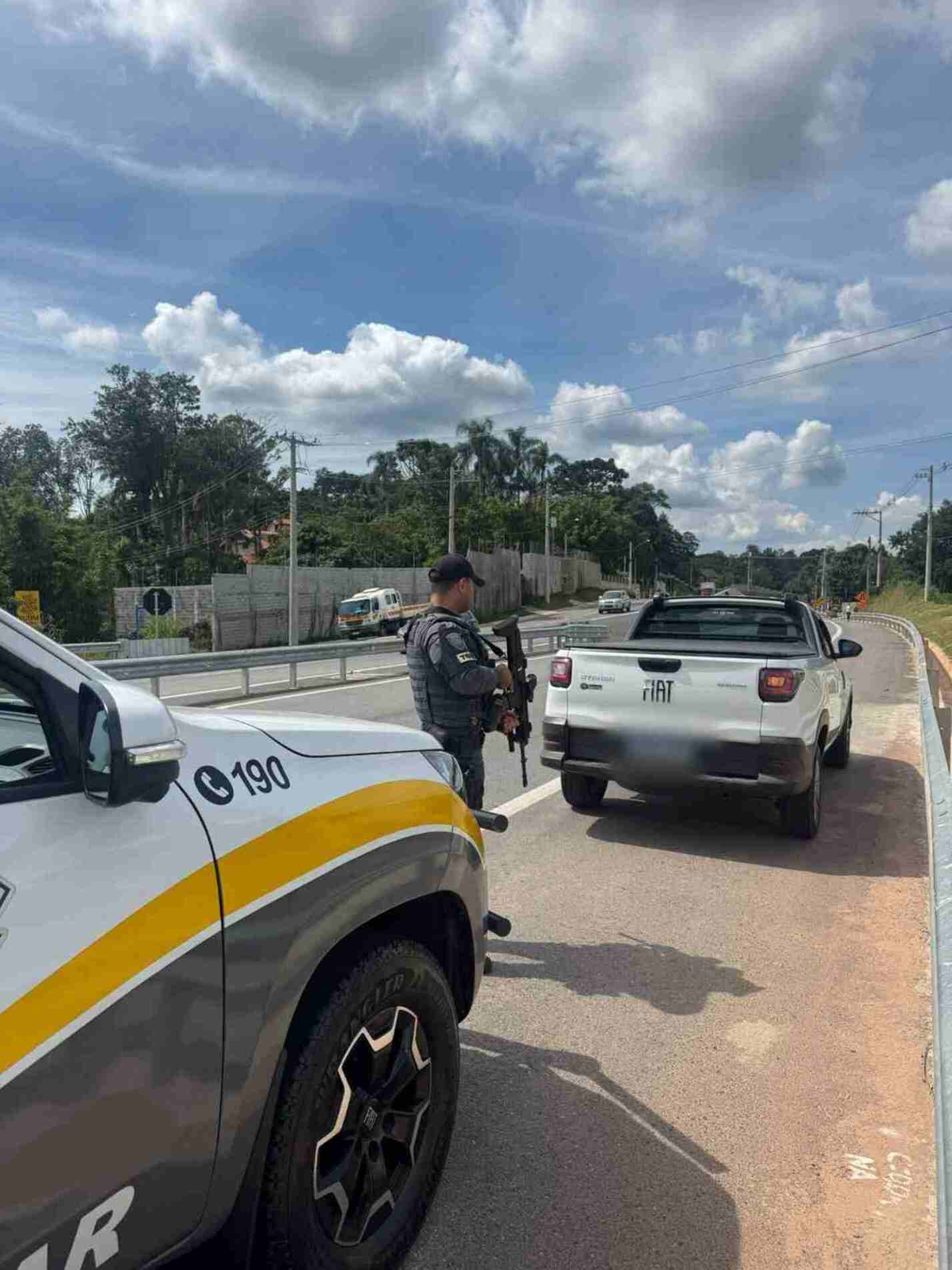 O condutor informou que havia recebido o veículo de seu empregador para entregá-lo na cidade de São Paulo, alegando desconhecer a origem ilícita