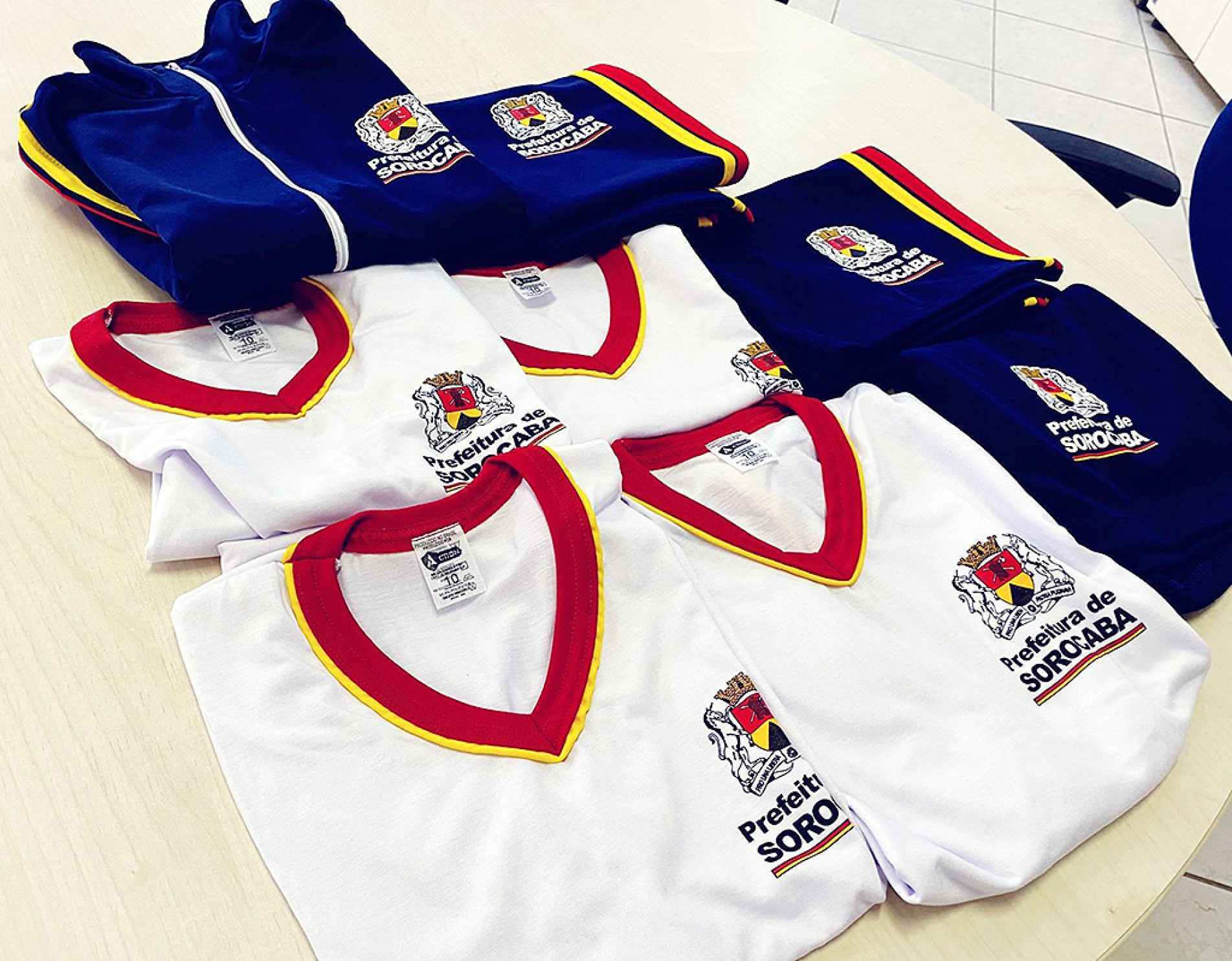  Após dois meses do início do ano letivo, estudantes ainda aguardam kits
