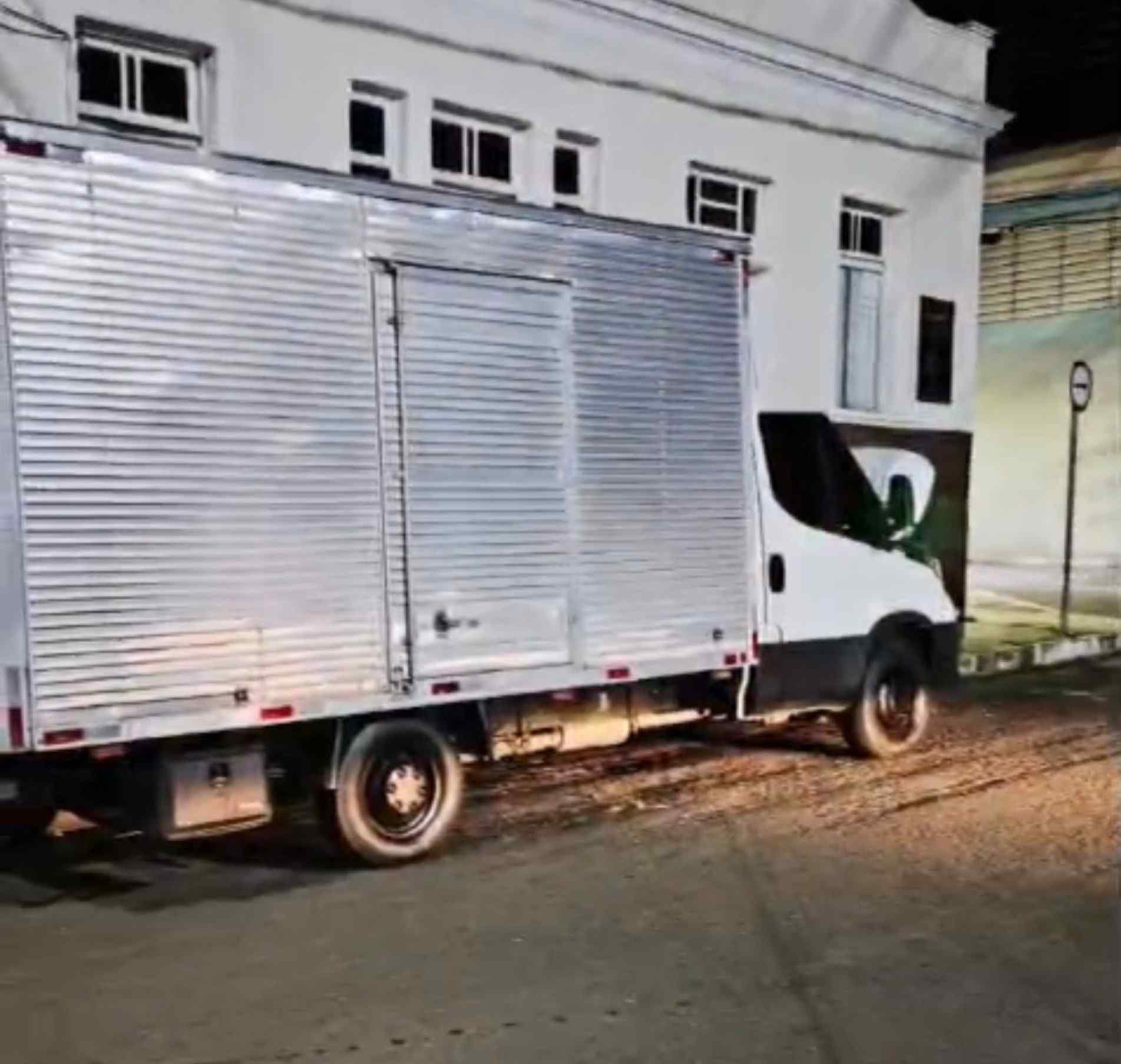 Um caminhão usado na ação foi encontrado abandonado nas proximidades