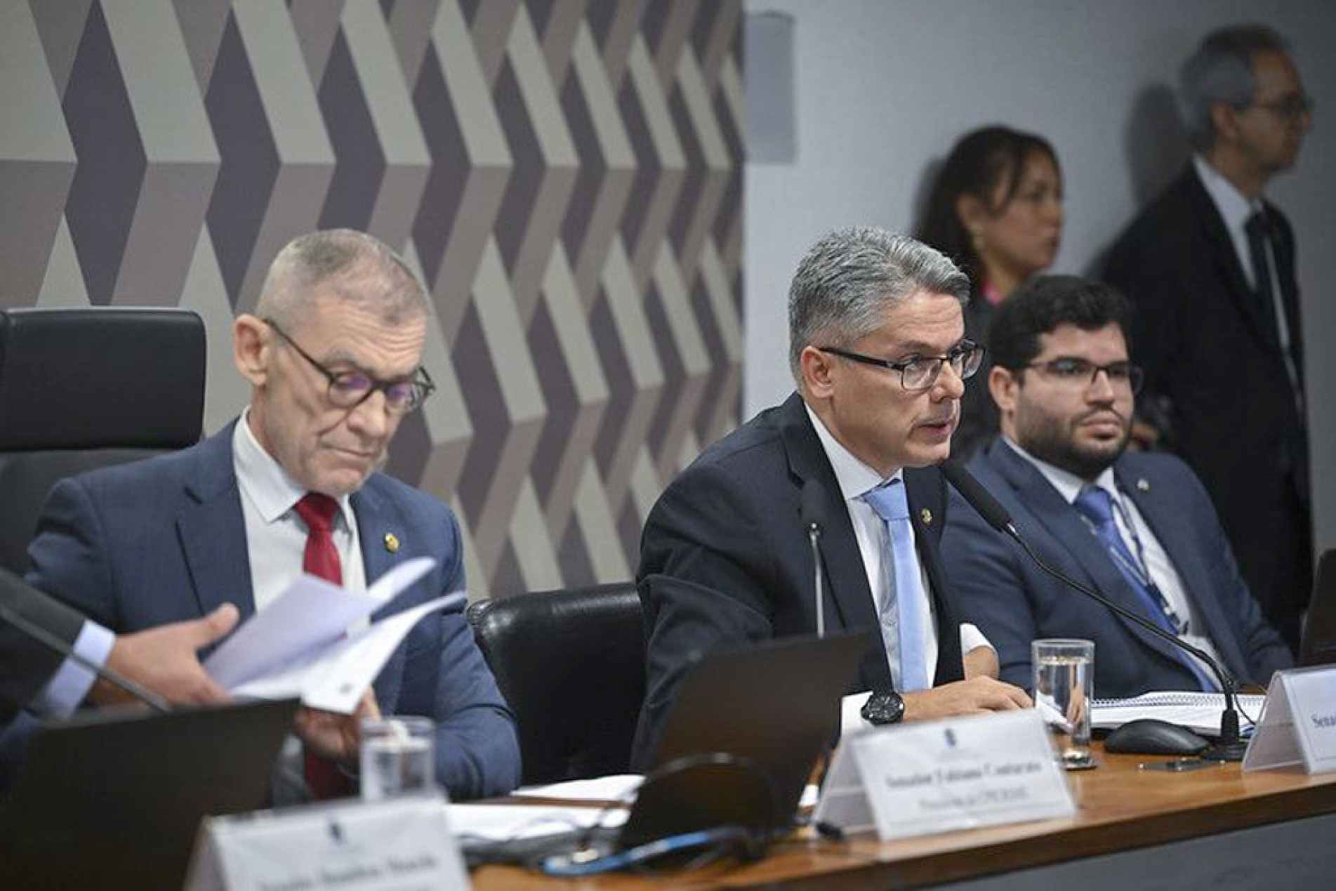 Comissão votou contra parecer de Vieira (ao centro)
