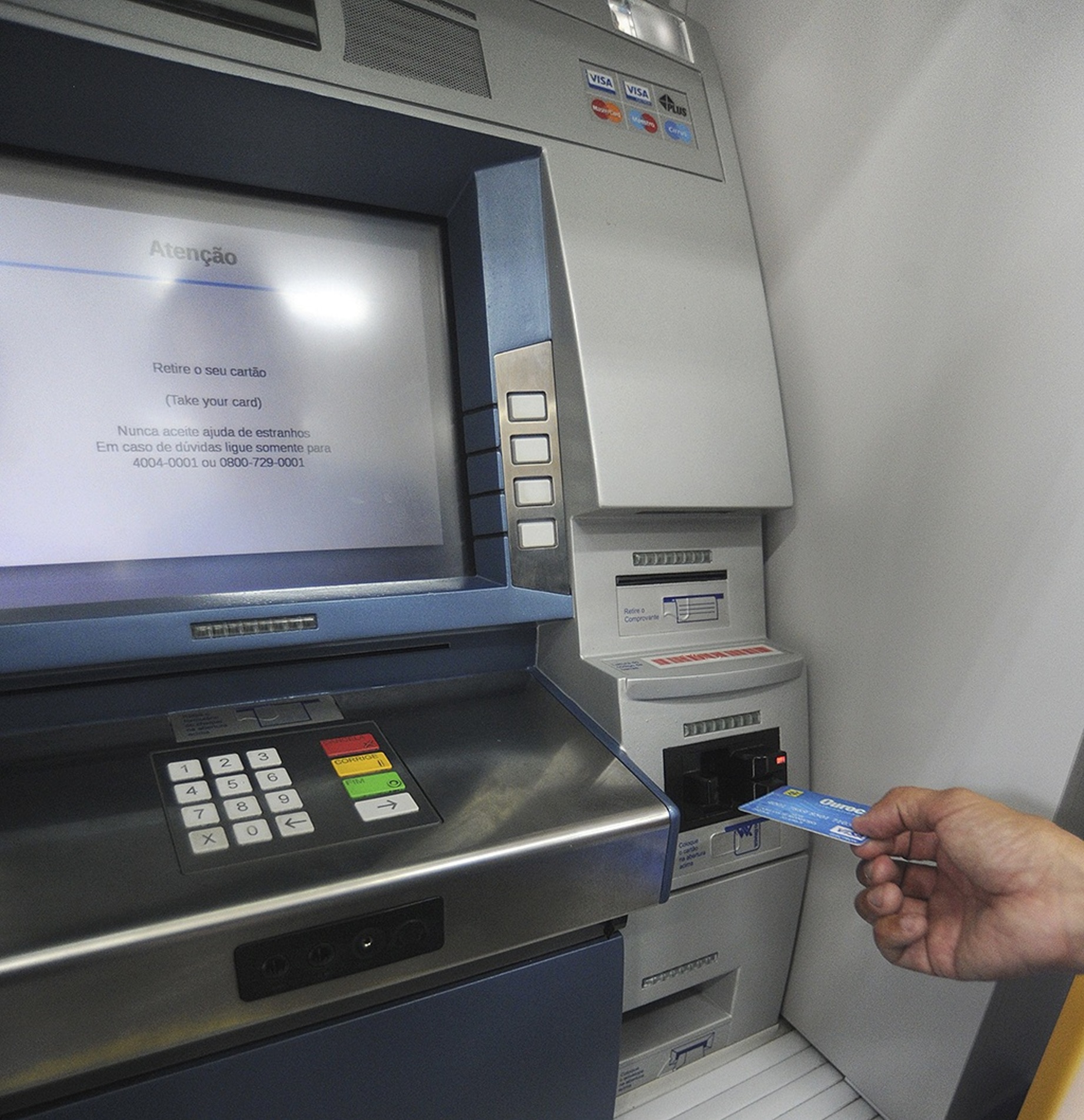  Criminosos aproveitam dificuldades técnicas em caixas eletrônicos para roubar dados e dinheiro
