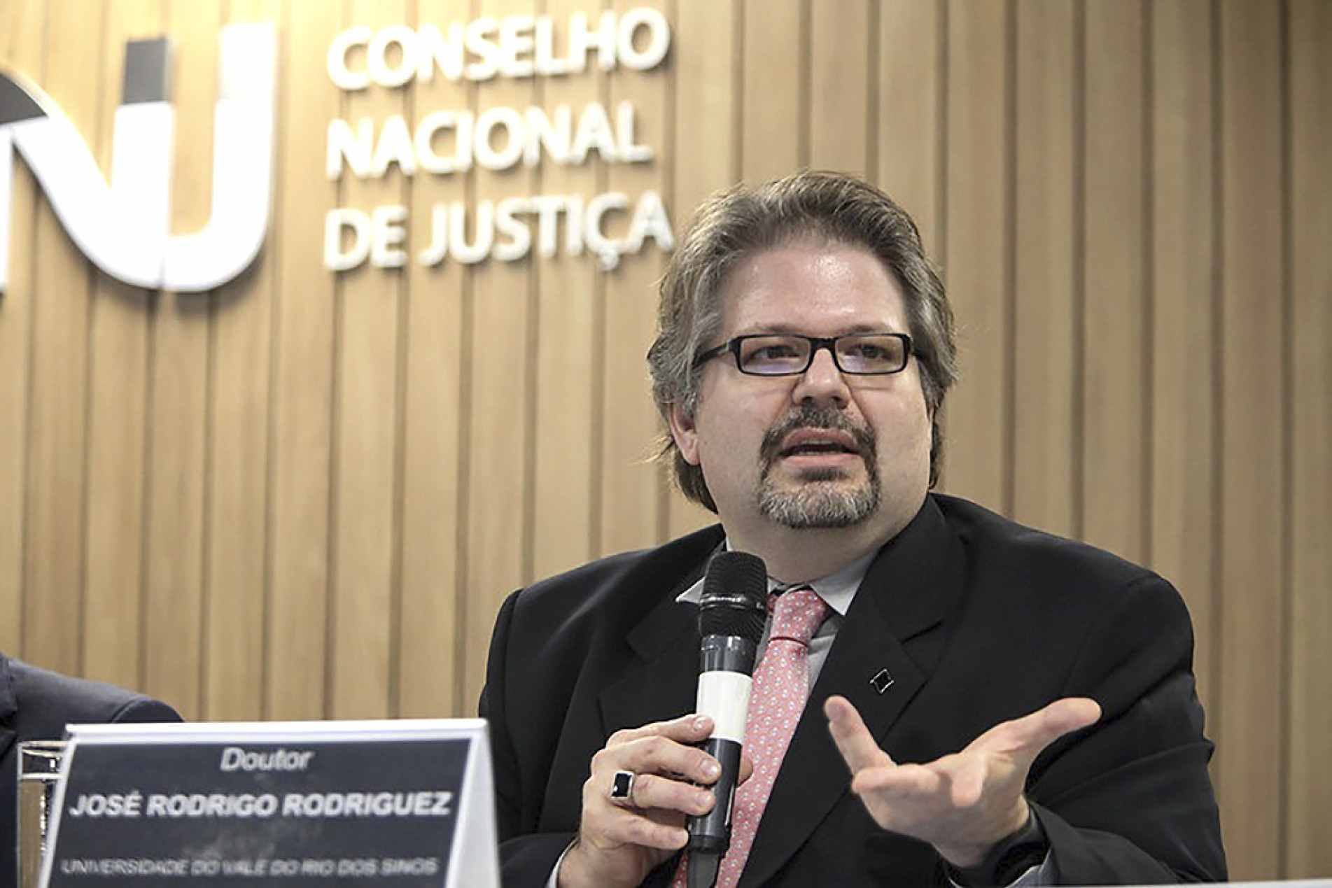 José Rodrigo Rodriguez apresenta, em Sorocaba, obra que propõe a ‘multinormatividade’ como caminho para enfrentar o autoritarismo
