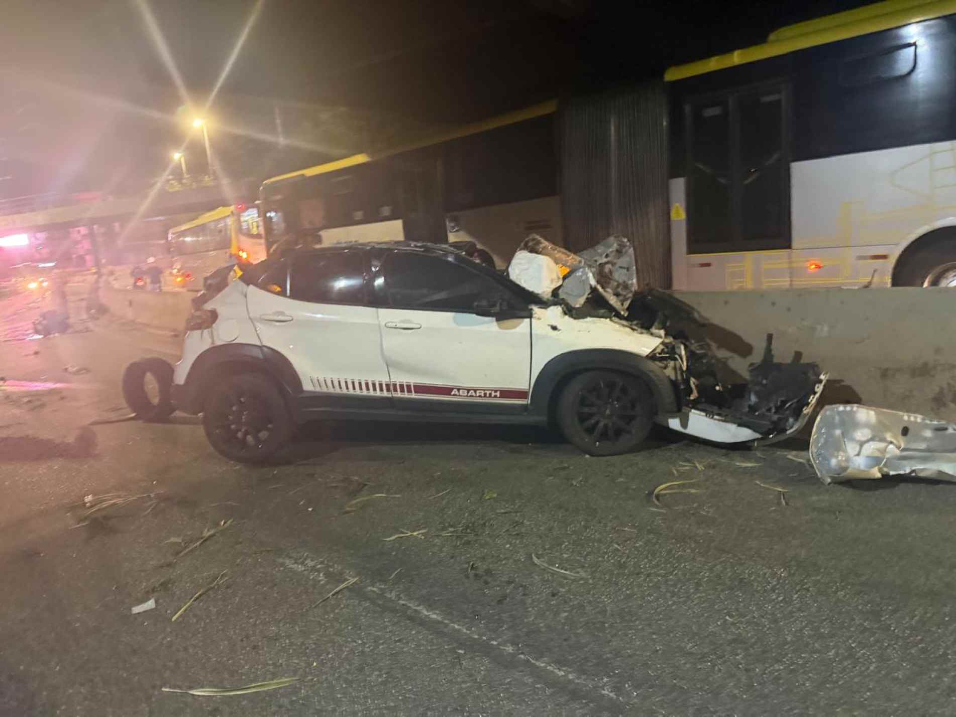 O veículo ainda atingiu a pilastra do lado oposto, voltou para a outra pista e colidiu com a proteção que separa as duas vias