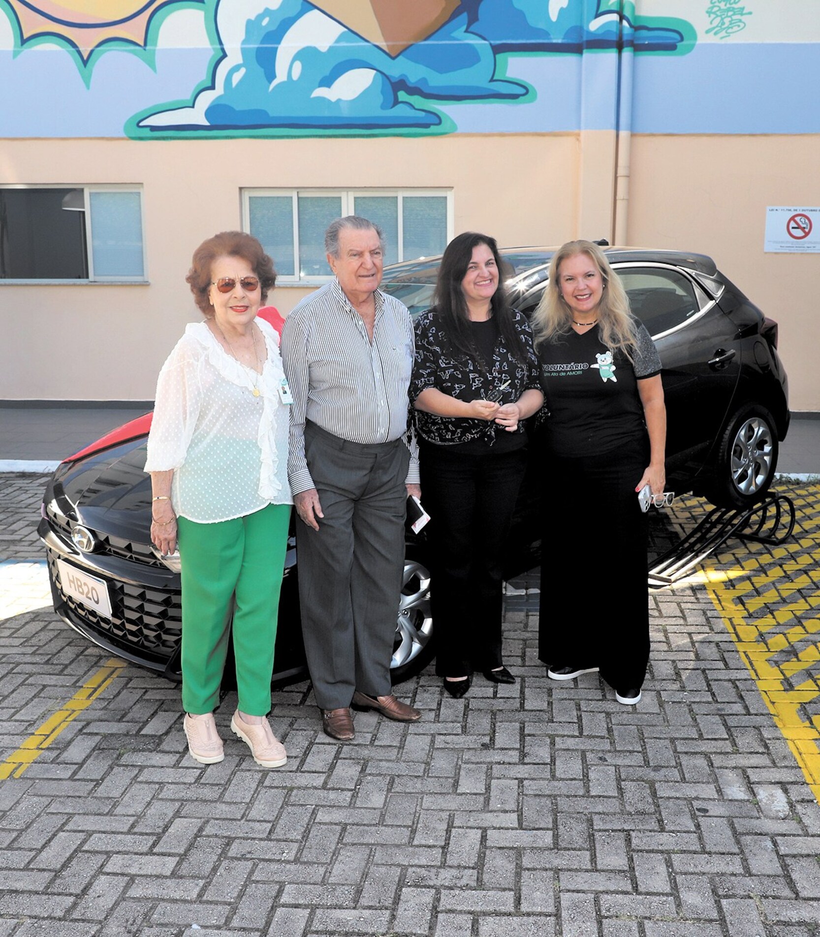 Da esquerda para a direita, Maria Lúcia Neiva de Lima, presidente do Conselho de Administração do Gpaci; Sérgio Reze, empresário; Gisele Aparecida G. de Oliveira, ganhadora da campanha; e Gláucia Blazeck, vice-presidente do Conselho de Administração do Gpaci
