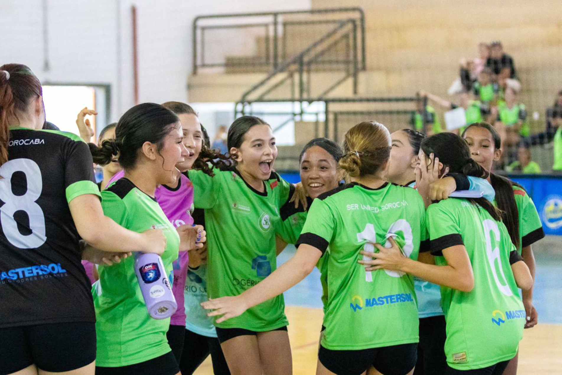 Jogadoras da equipe infantil comemoram: vitória sobre Hand Taboão F9 por 23 a 11