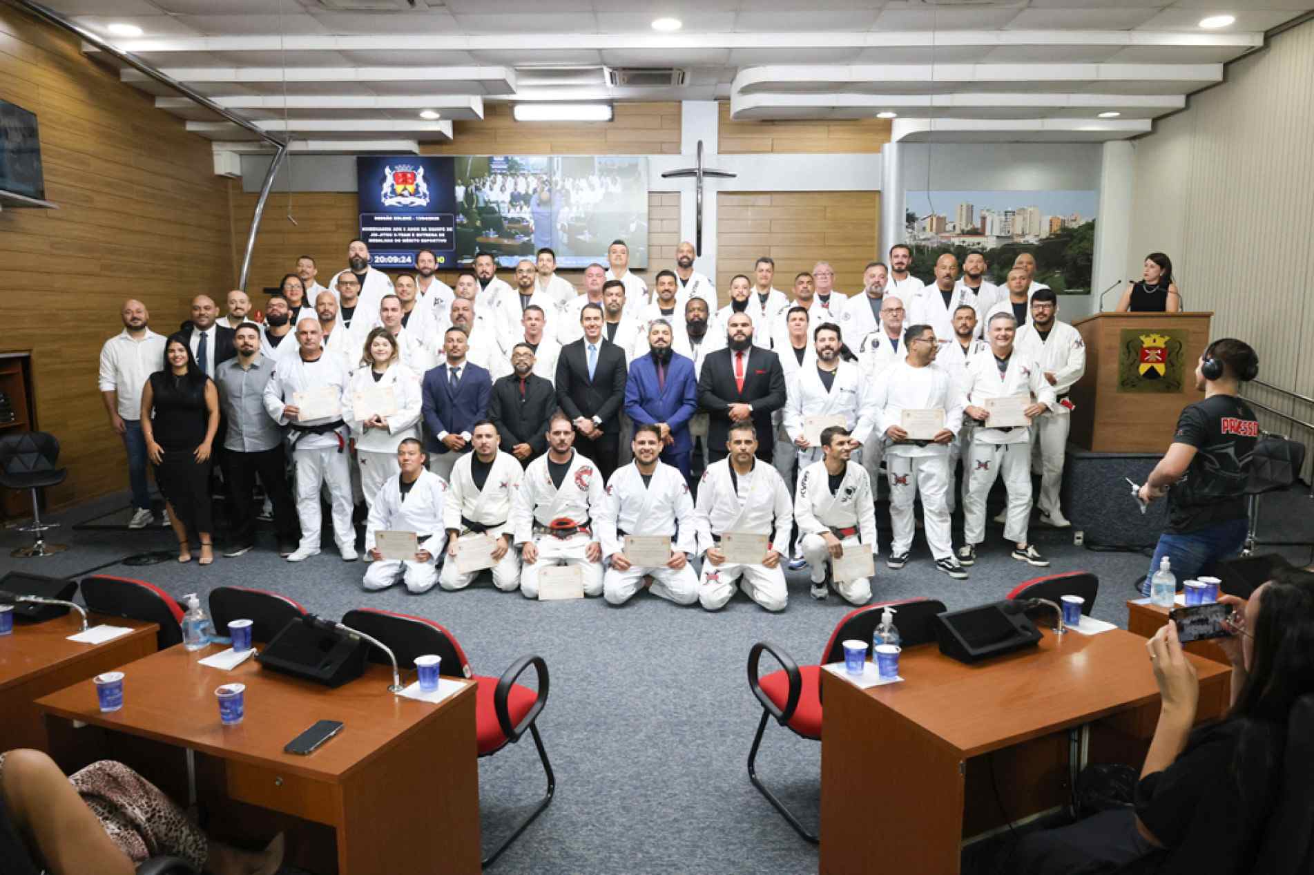 Em sessão na Câmara, equipe de jiu-jítsu recebe a Medalha de Mérito Esportivo