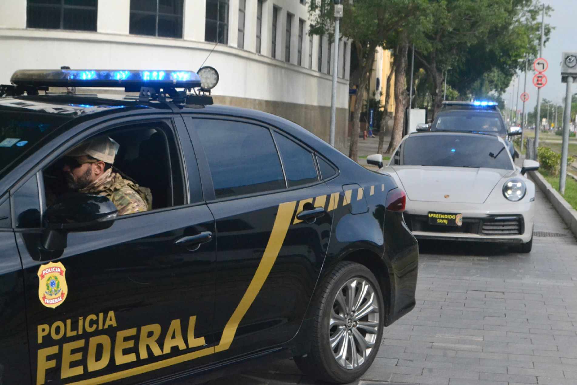 Policiais fizeram 31 prisões e apreenderam carros de luxo
