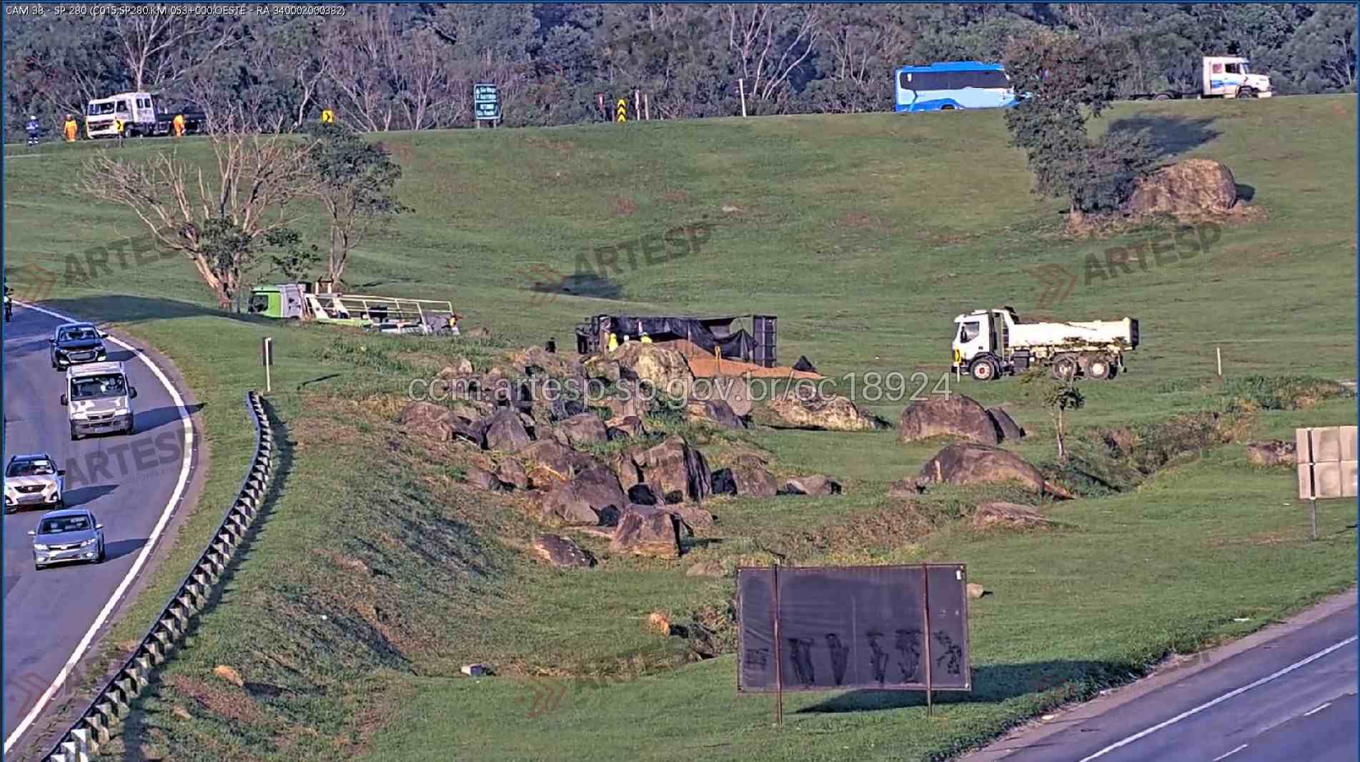 Equipes da concessionária permanecem no local para realizar o atendimento da ocorrência e a limpeza da pista