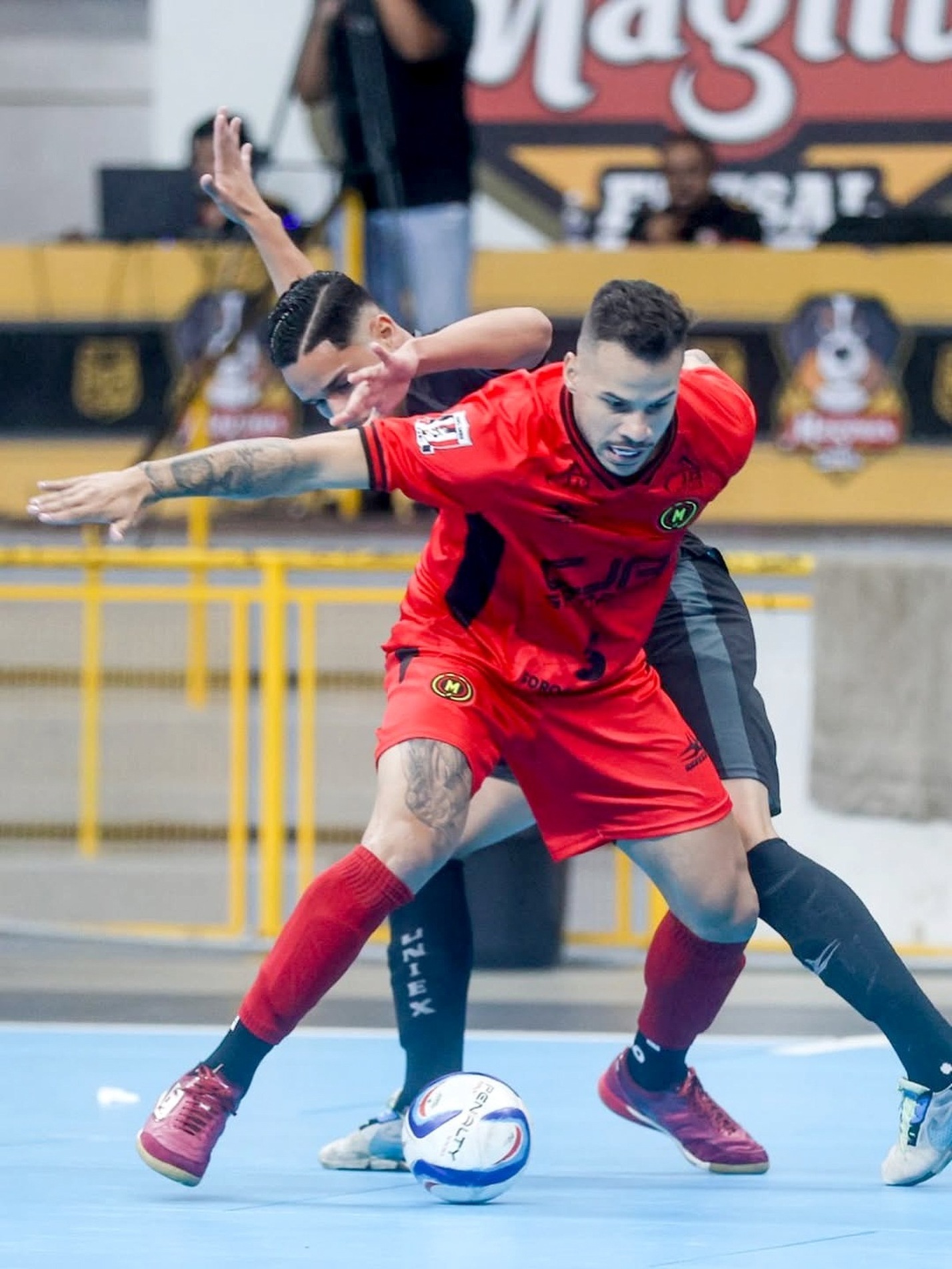 Manchester Paulista (uniforme vermelho) chega à 
quinta semifinal seguida na principal
