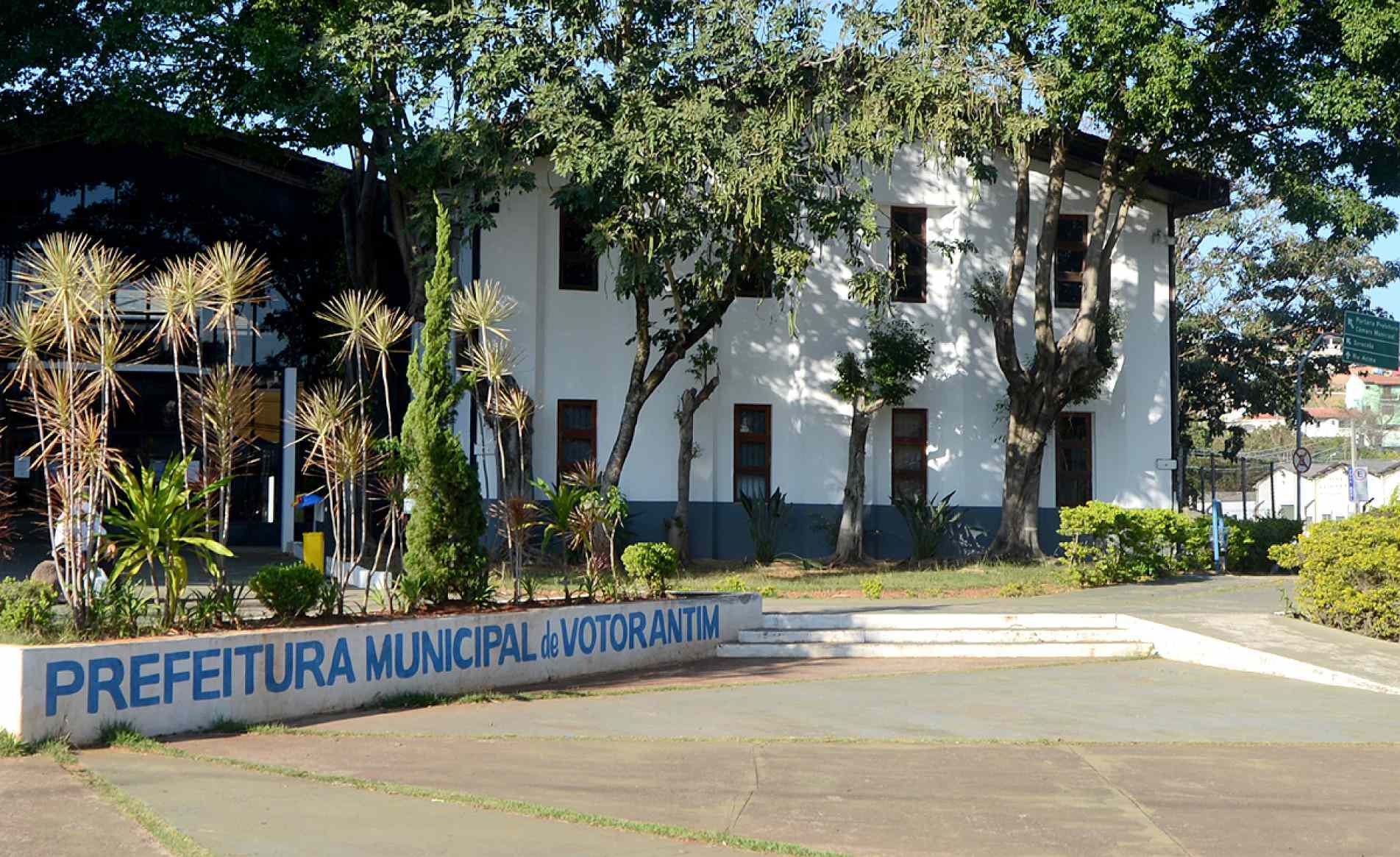 Prefeitura afirma que revogação do pregão ocorreu após 
impugnações e suspensão do processo