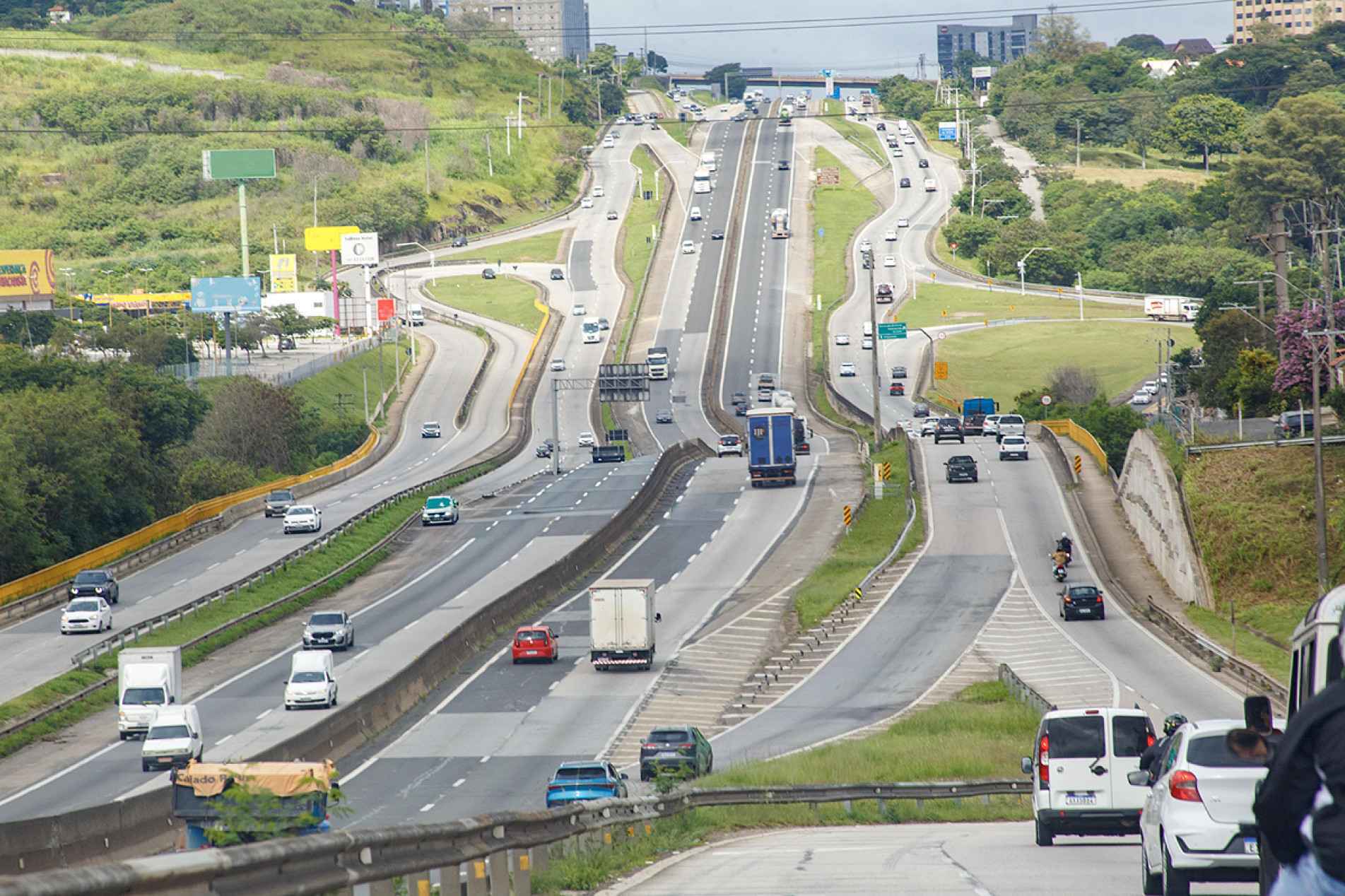 Picos de movimento ocorrem hoje, das 16h às 20h, e amanhã, das 9h às 13h; 
retorno deve ser intenso na terça (21), entre 15h e 22h
