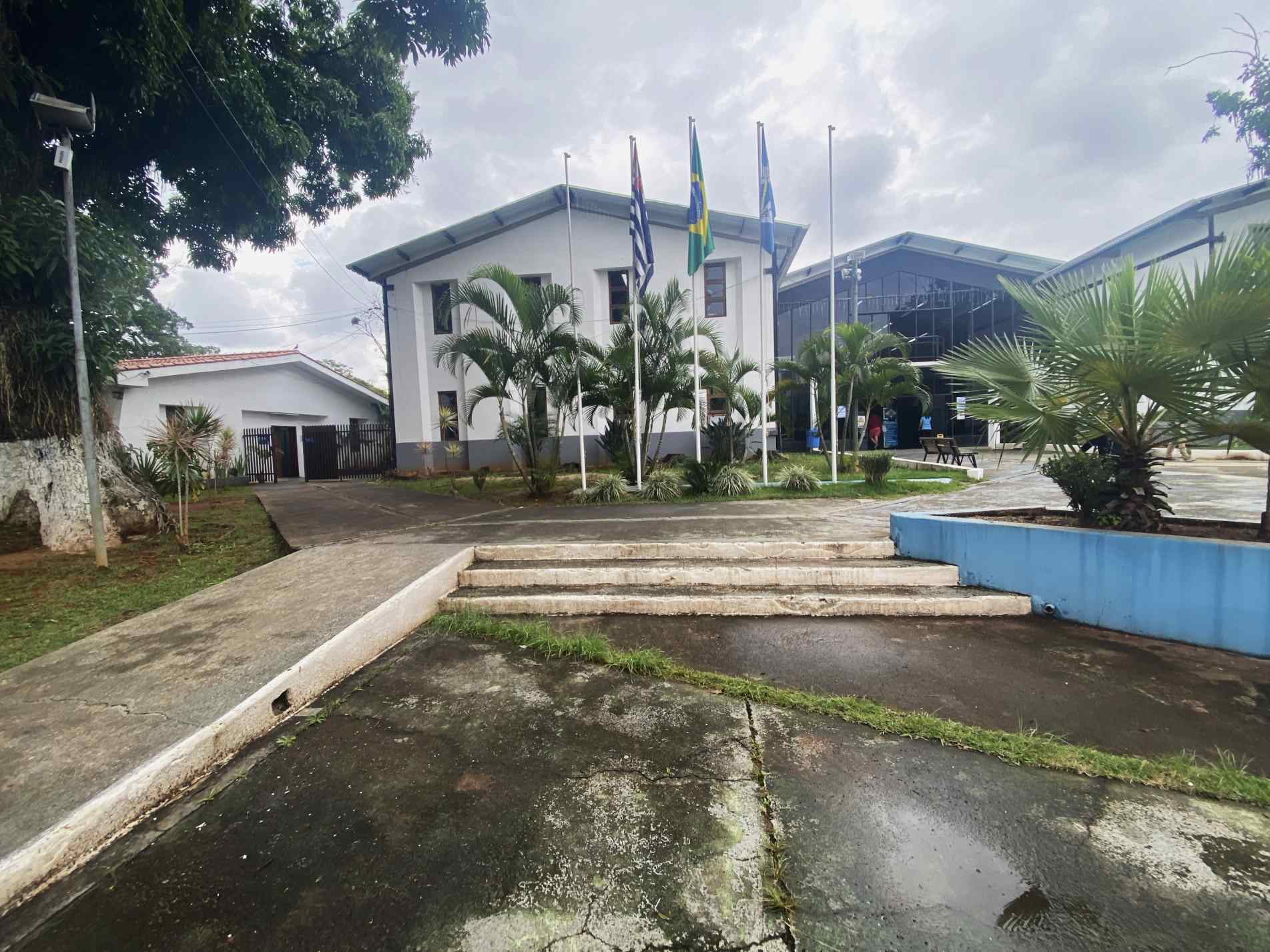 Prefeitura afirma que revogação do pregão ocorreu após impugnações e suspensão do processo
