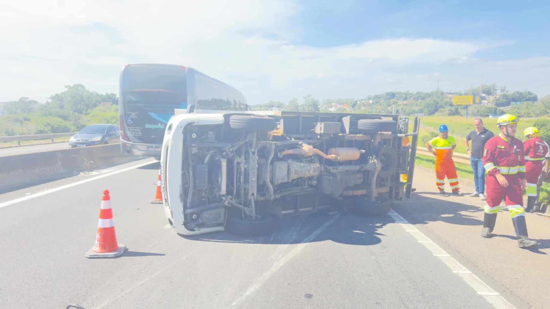 Acidente ocorreu no início da tarde desta quinta-feira (16) e provocou interdição de faixa e desvio de tráfego
