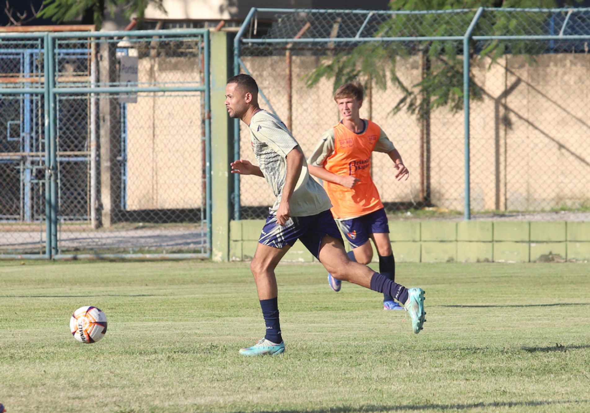 Experiente atacante durante treinamento: espelho para o jovem elenco
