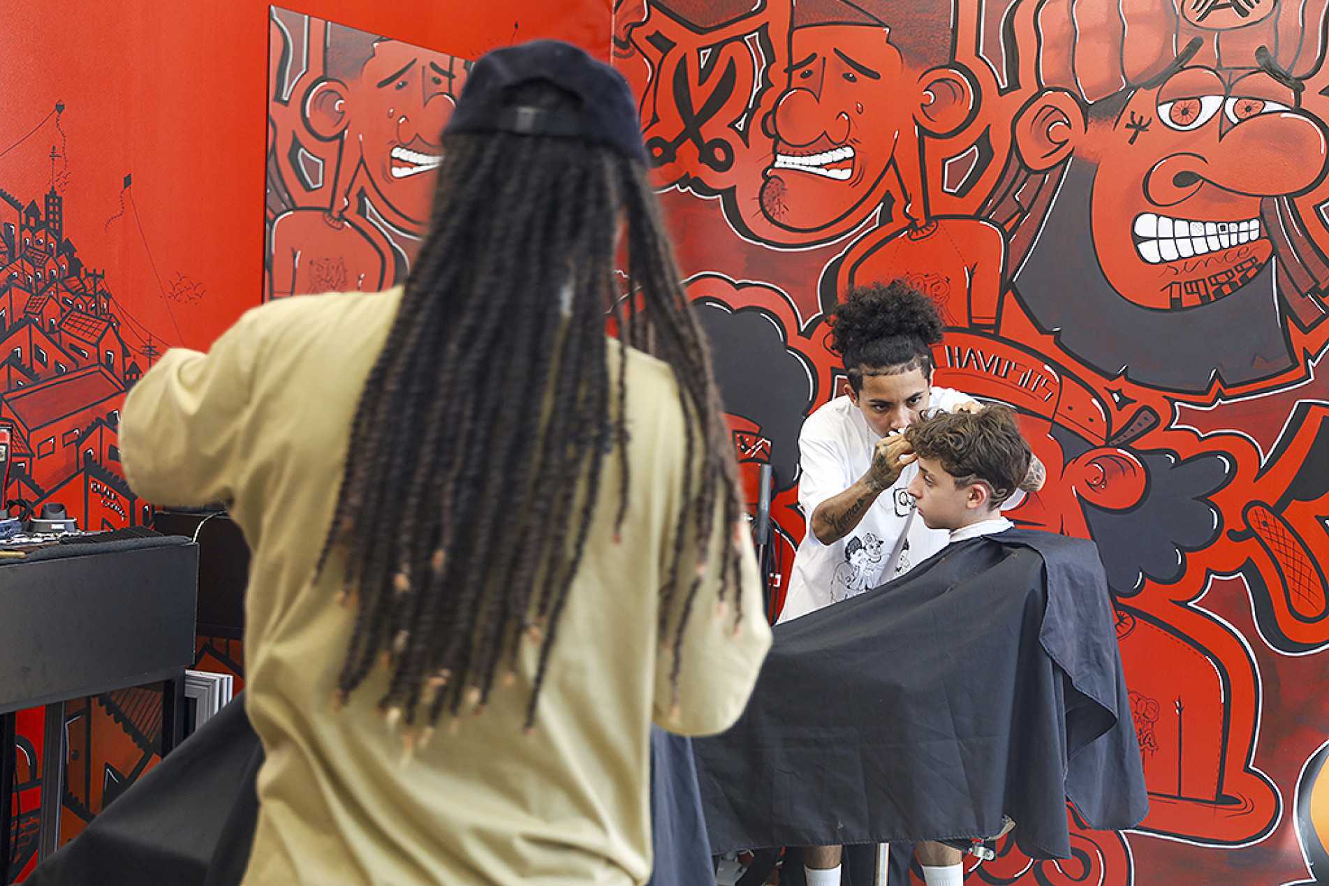 ‘Chavosos® - A Barbearia Temporária’ transforma o espaço em uma barbearia artística, reunindo estética periférica, grafite e narrativas visuais
