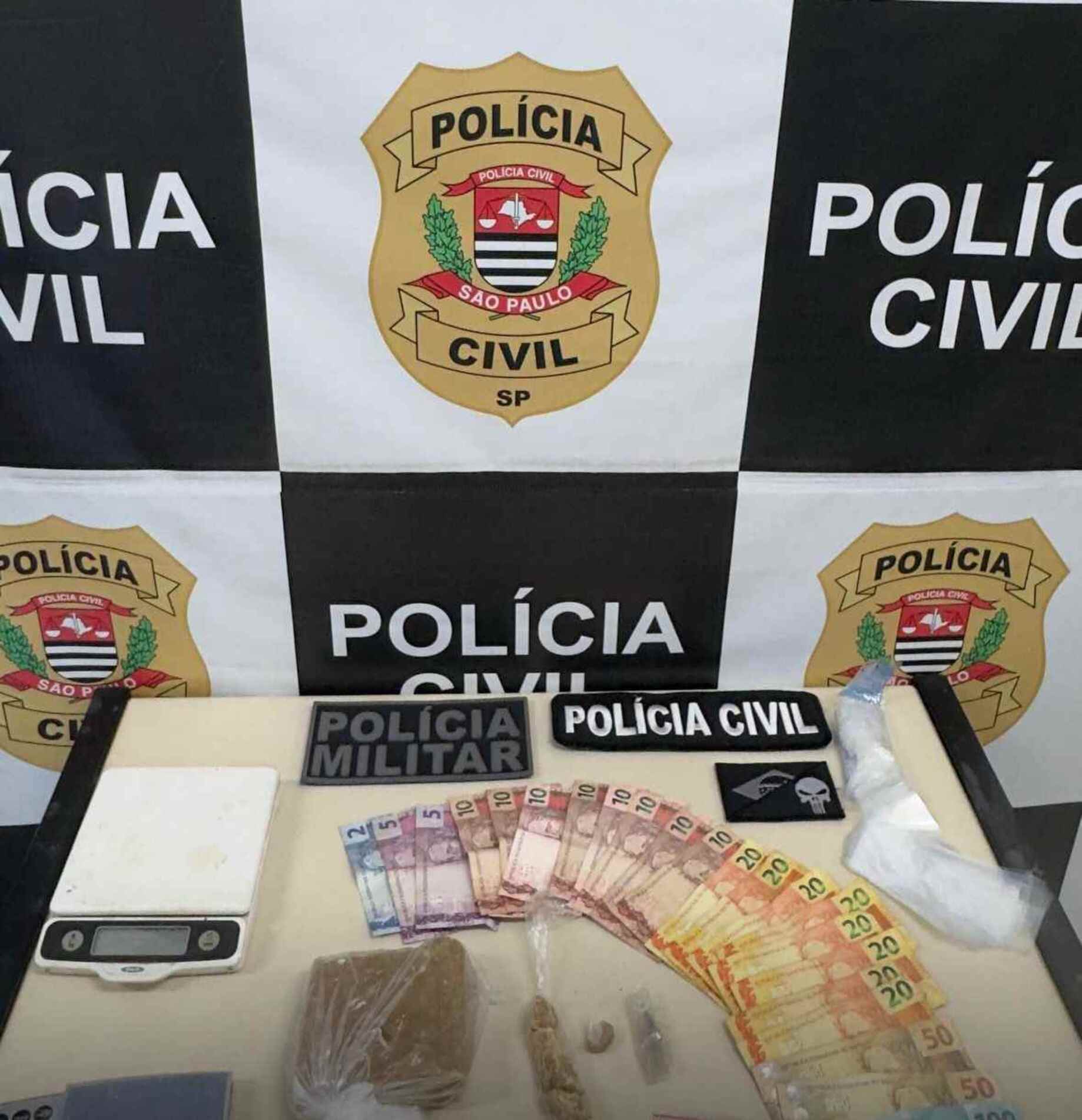 O acusado foi detido no local e levado para a unidade policial