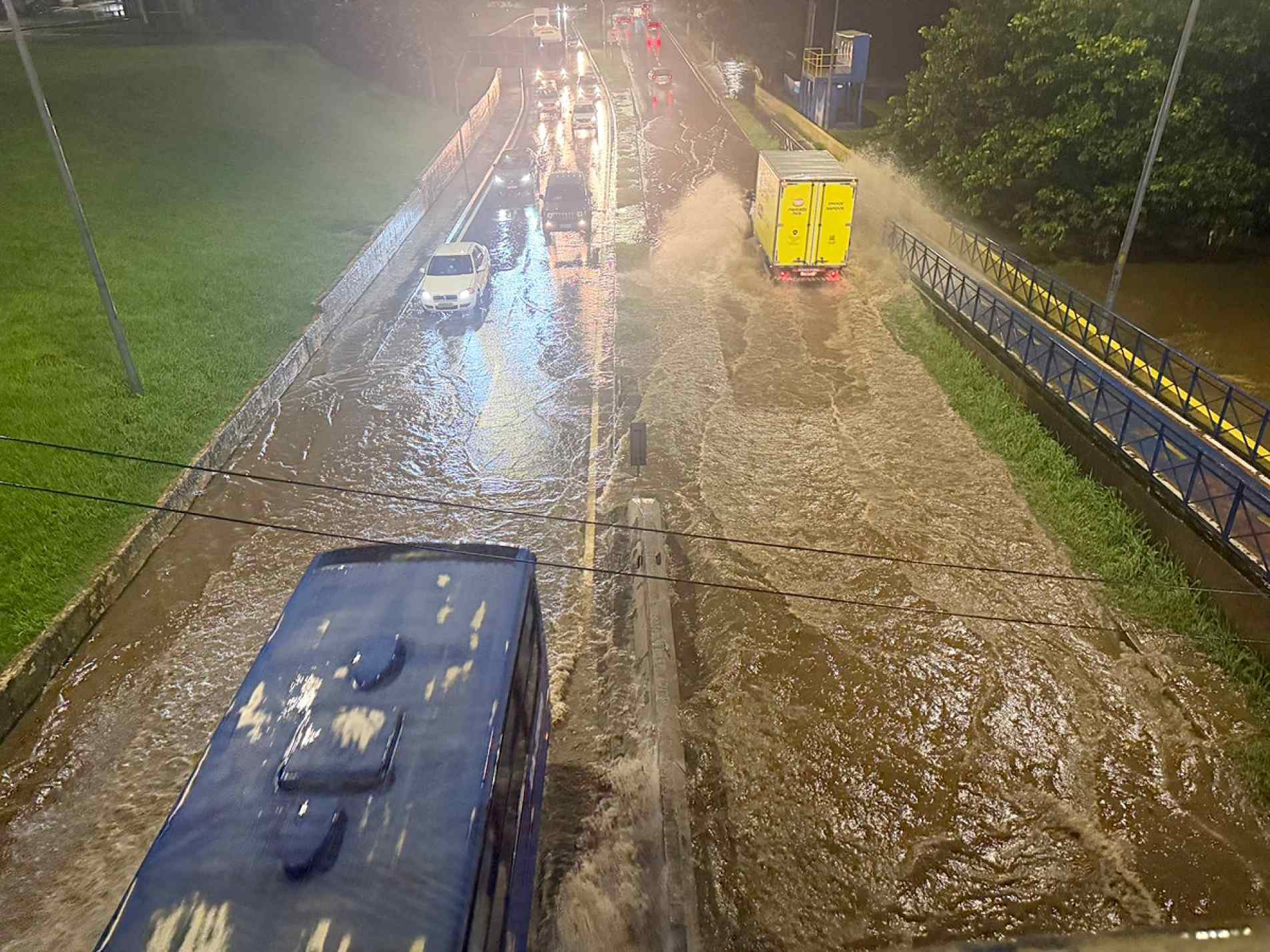 Mesmo com trechos da Dom Aguirre alagados, 
motoristas se arriscaram a atravessar
