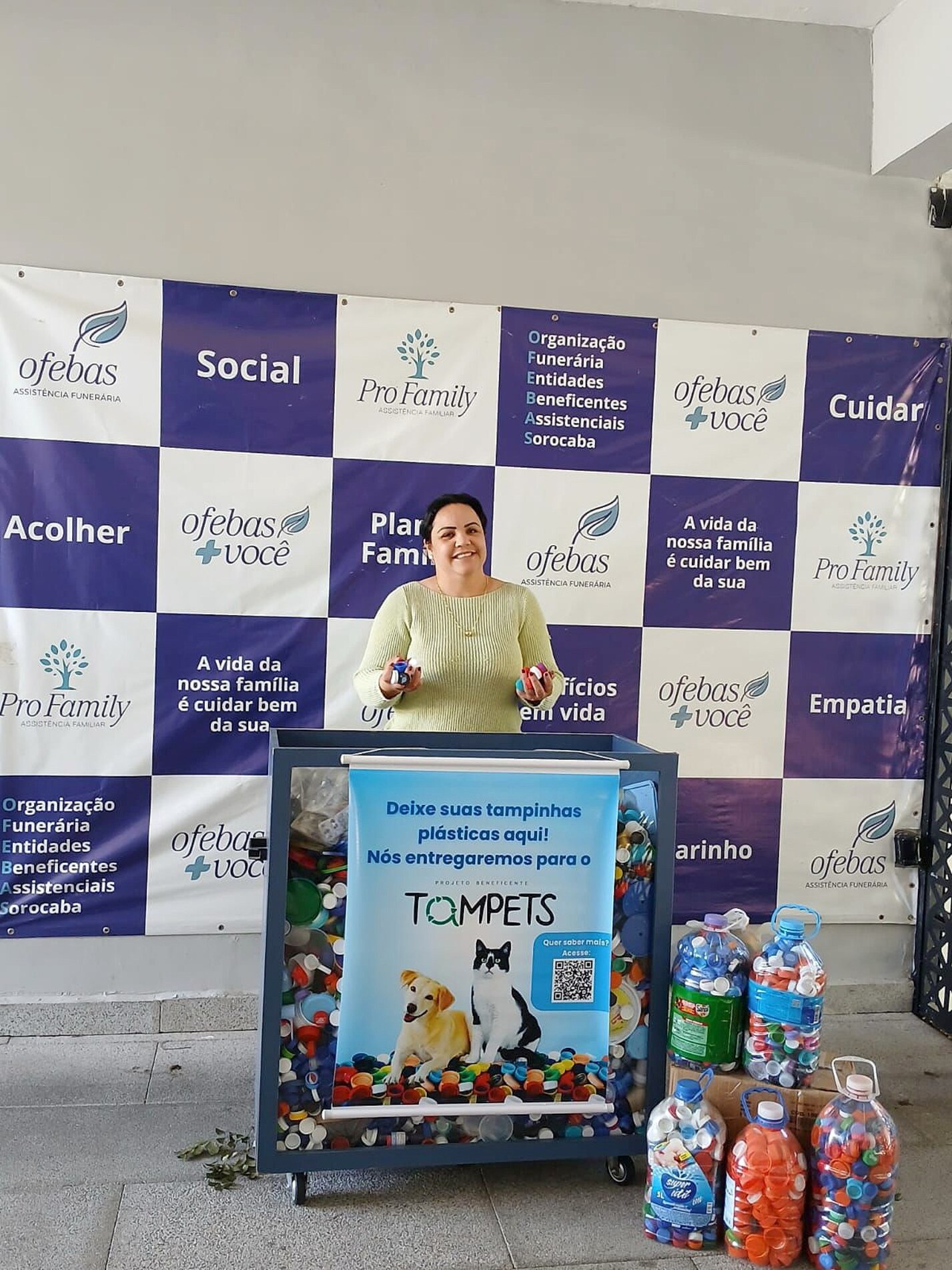 A coordenadora de Responsabilidade Social  da Ofebas, Luci Silva, durante entrega de doação  de tampinhas ao projeto Tampets
