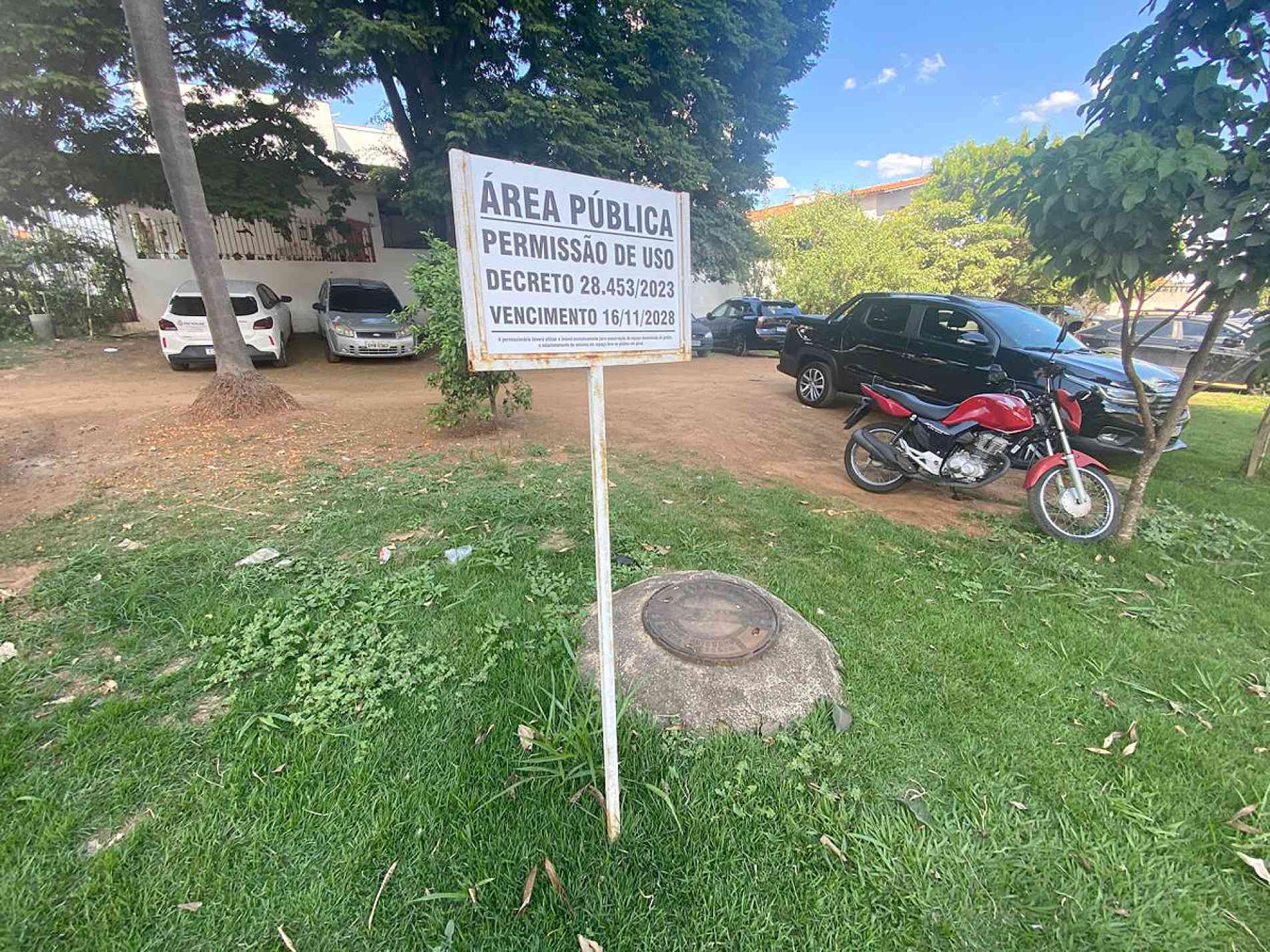 Veículos estacionados em área verde na rua Visconde de Cairú, no Mangal; 
espaço não possui pavimentação nem demarcação de vagas
