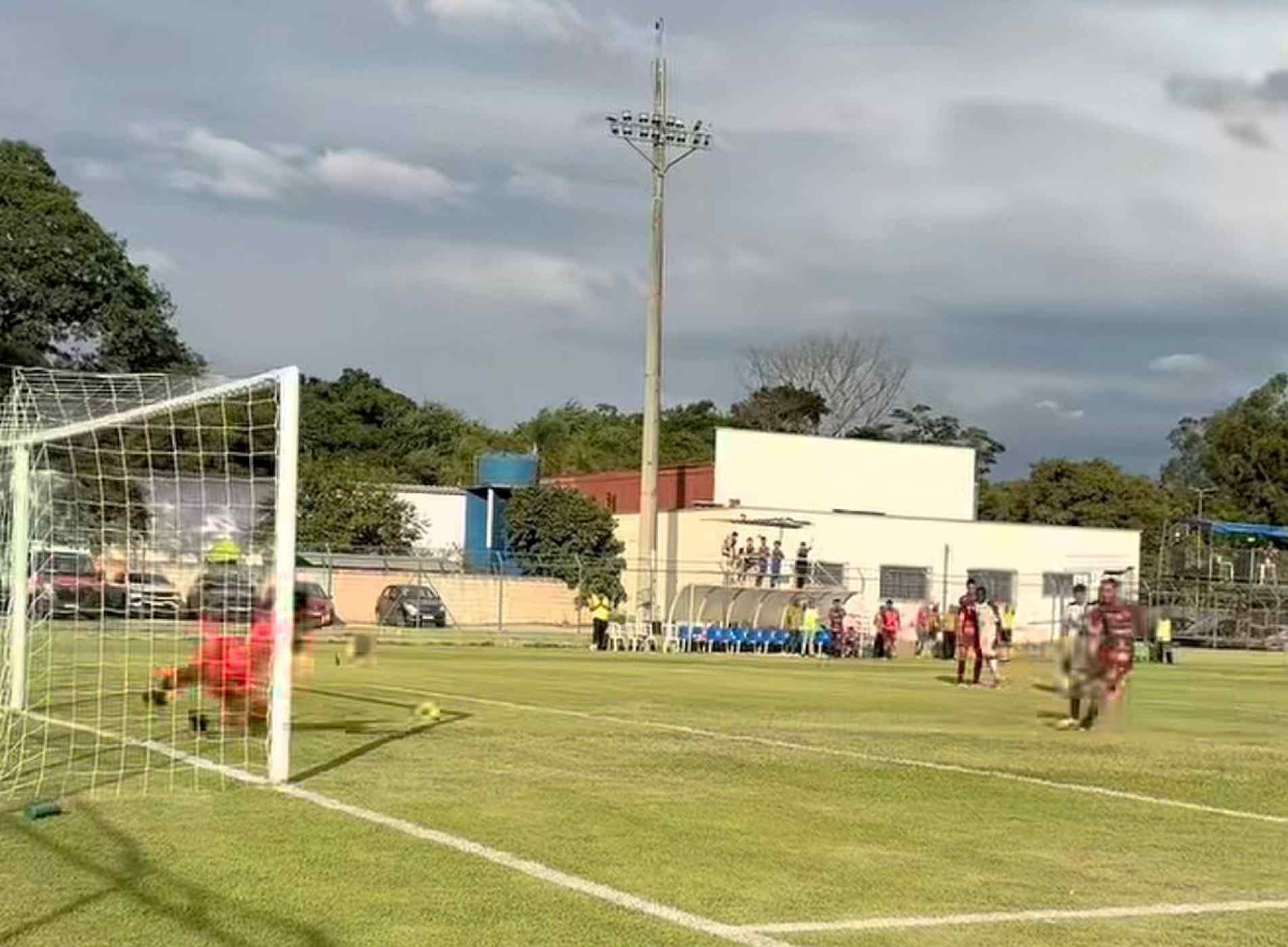 Atacante Geuvânio usa a experiência para cobrar pênalti e garantir o primeiro ponto na Bezinha
