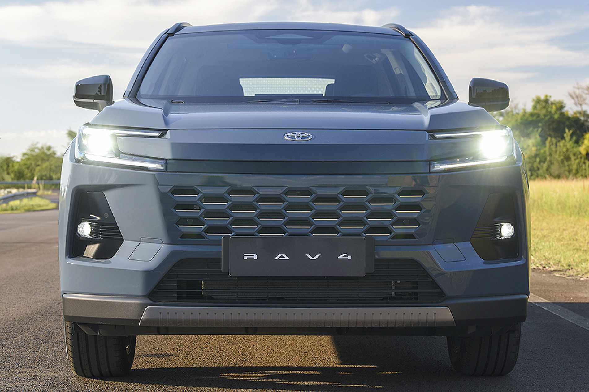 O novo RAV4 2026 apresenta um design exterior que reforça suas proporções típicas de SUV, com grandes rodas de aro 20 em todas as versões
