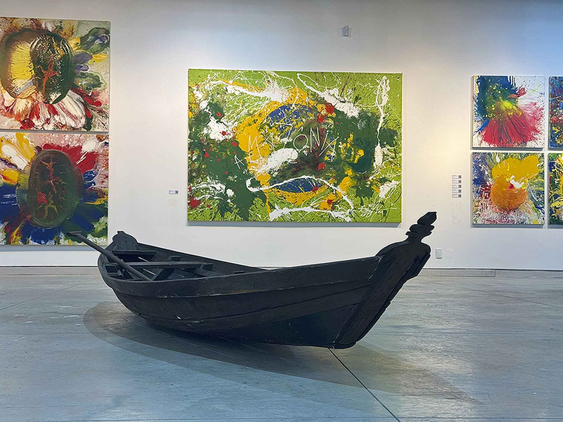 ‘Rapsódias Amazônicas’ convida o público a experimentar a floresta em sua intensidade: cores, densidade e estranhamento
