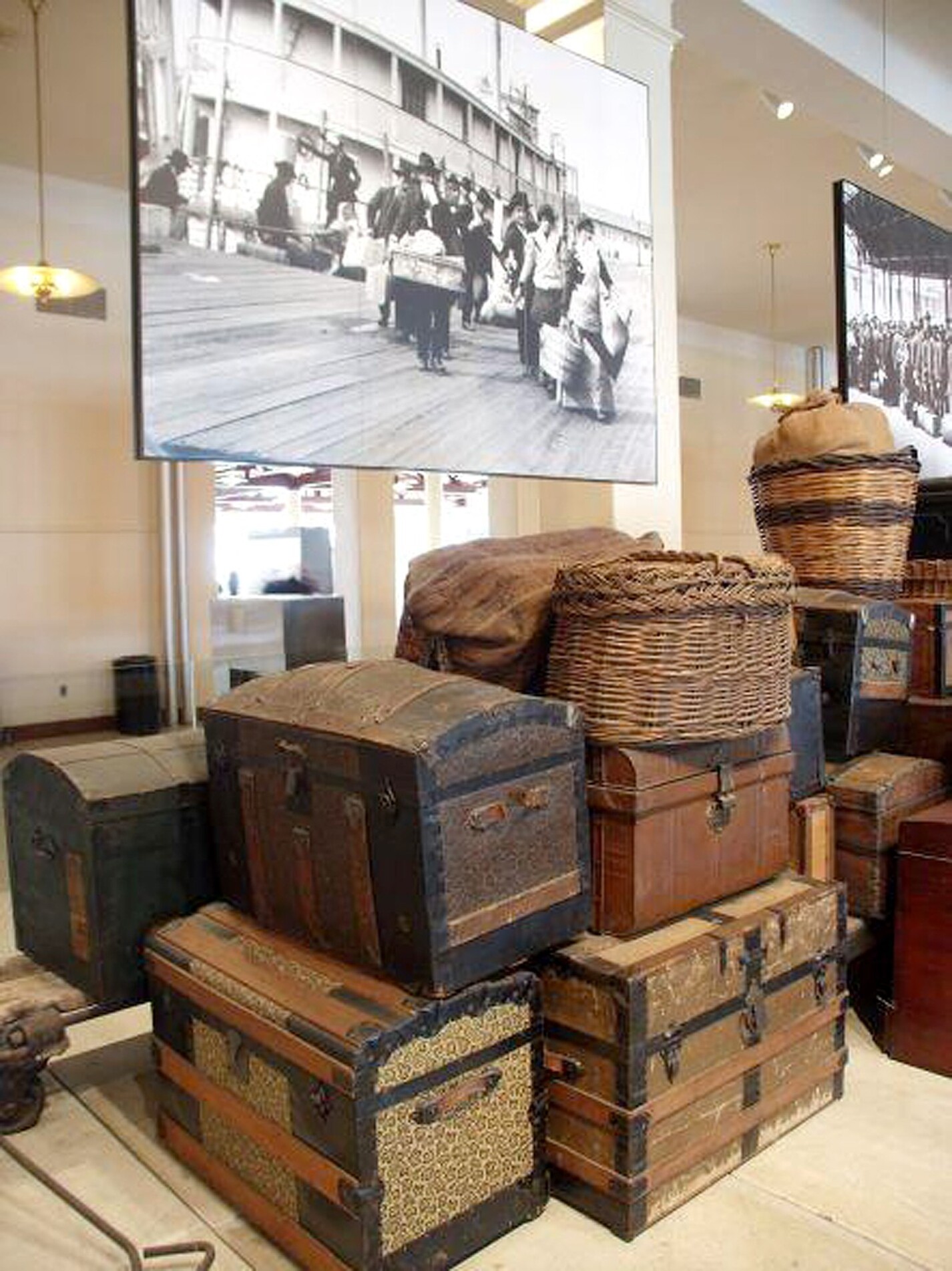 Malas cheias de histórias: dentro delas vieram sonhos, lembranças e o começo de novas vidas no Brasil
