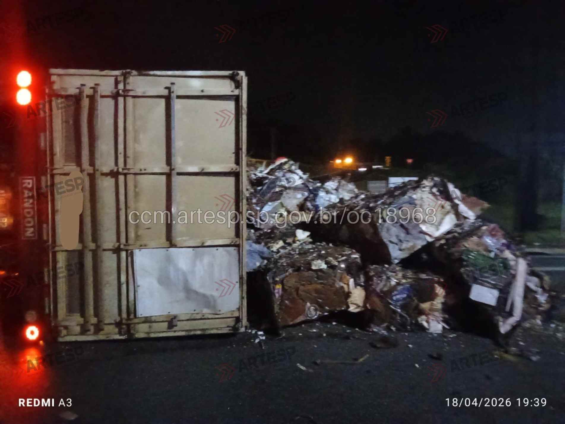  A carga de sucata ficou espalhada na alça de retorno e, até a manhã deste domingo, permanecia no local