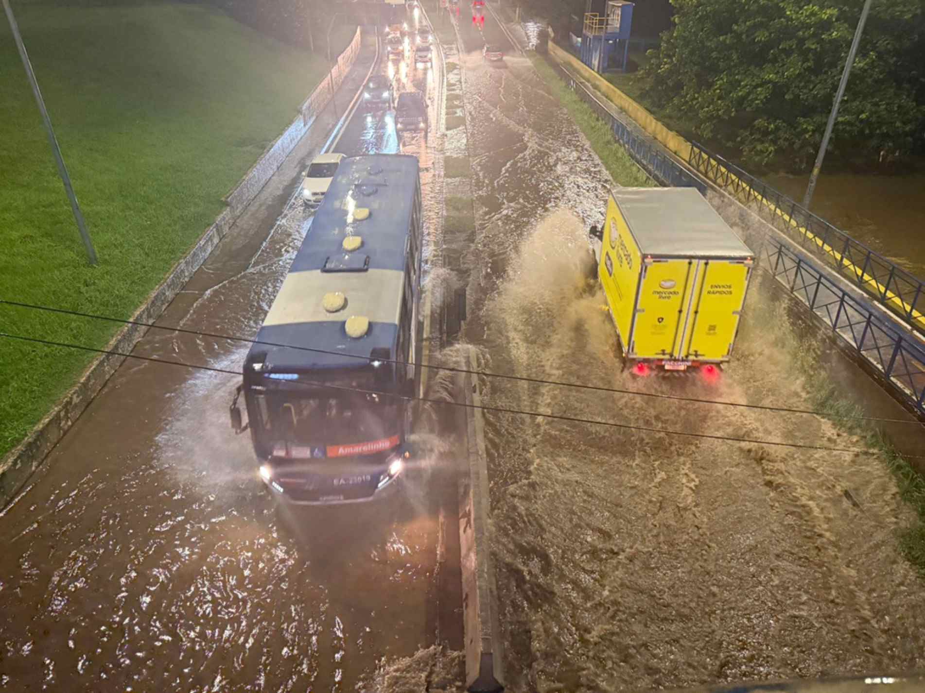Veículos enfrentam alagamento na avenida Dom Aguirre, na marginal do rio Sorocaba, após chuva que acumulou 44 milímetros em pouco mais de uma hora
