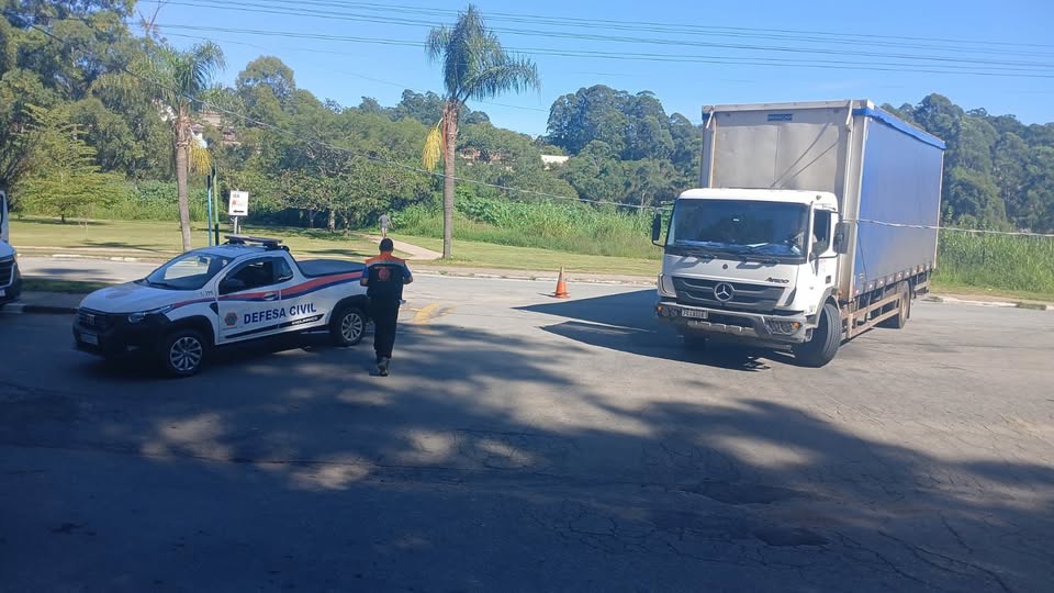 O motorista fazia uma conversão para acessar um comércio quando atingiu a rede, que estaria fora do padrão de altura