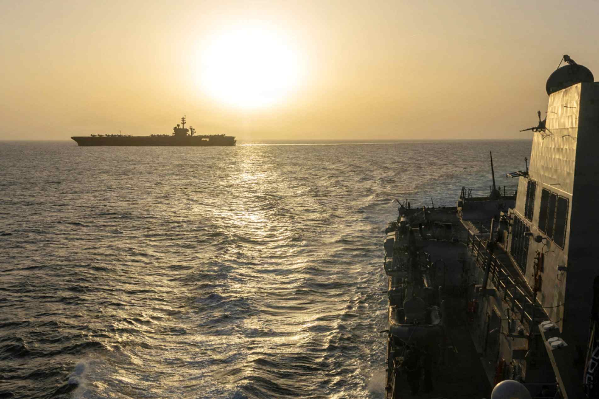 Navios de guerra dos Estados Unidos bloqueiam portos iranianos 