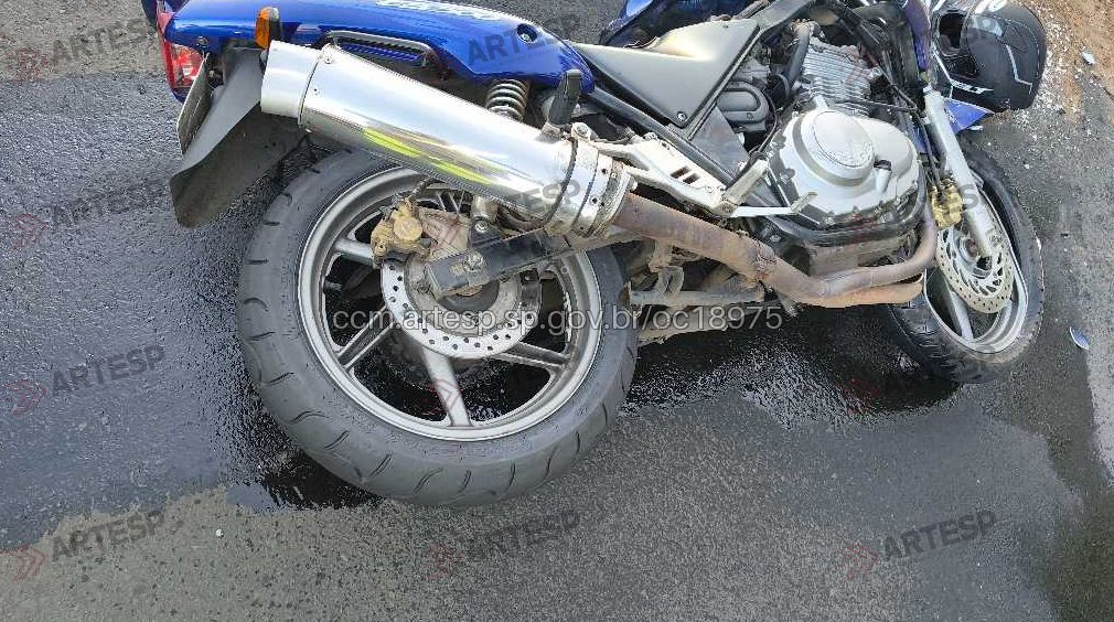 O condutor perdeu o controle da direção e bateu na traseira do caminhão